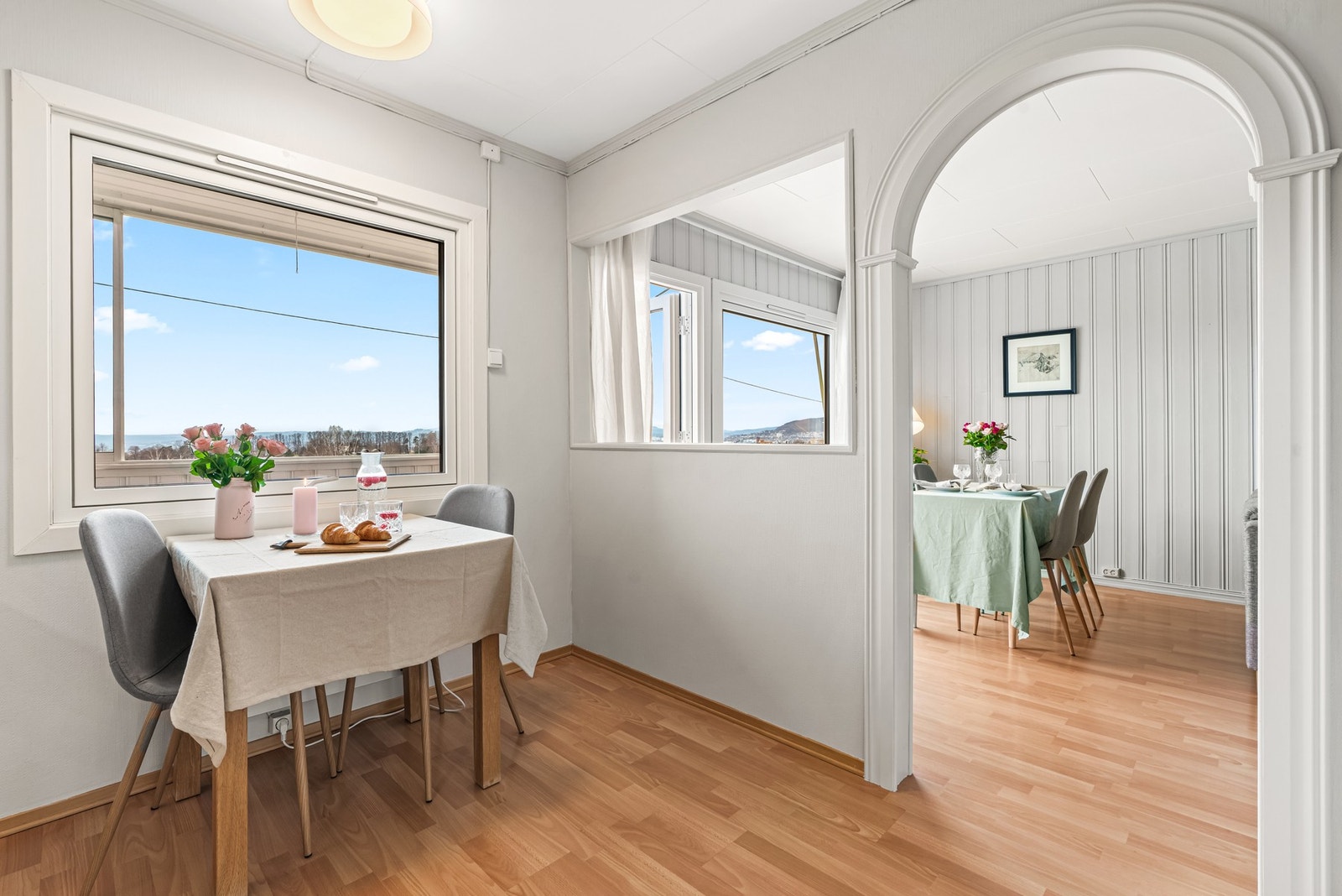 Fin plass til å innrede med et frokostbord foran vinduet. Galleribilde