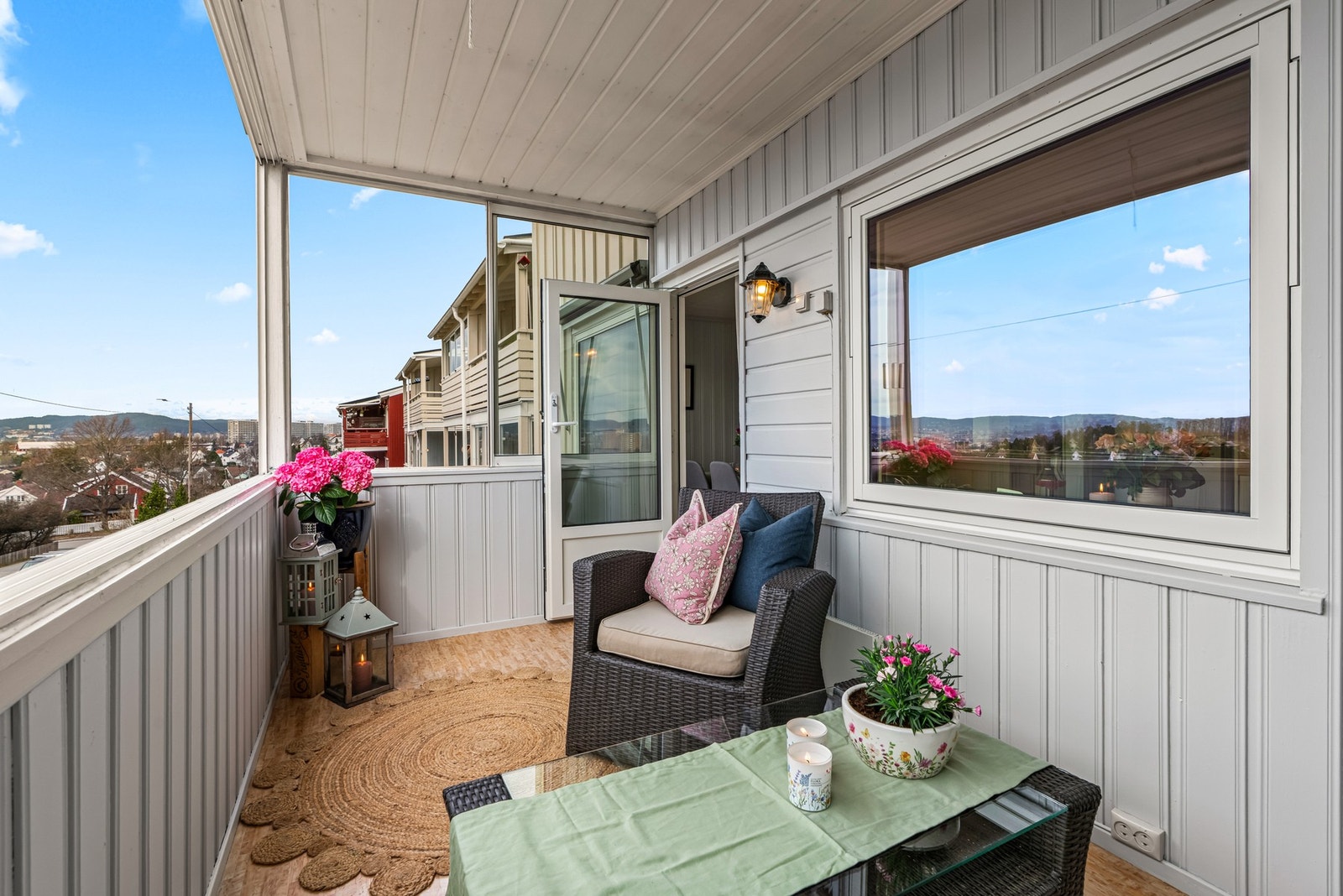 Her er det god plass til å innrede med sittegruppe. Innglassingen sørger for brukstid selv i litt ruskevær, og innglassingen kan skyves til side slik at sol og luft slipper inn. Galleribilde