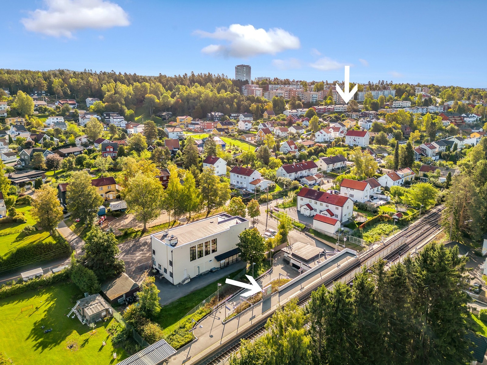 Beliggenheten er attraktiv og sentral, med nærhet til bla. T-bane, matbutikk og idrettsanlegg. Godlia T-bane og leiligheten markert med piler. Galleribilde