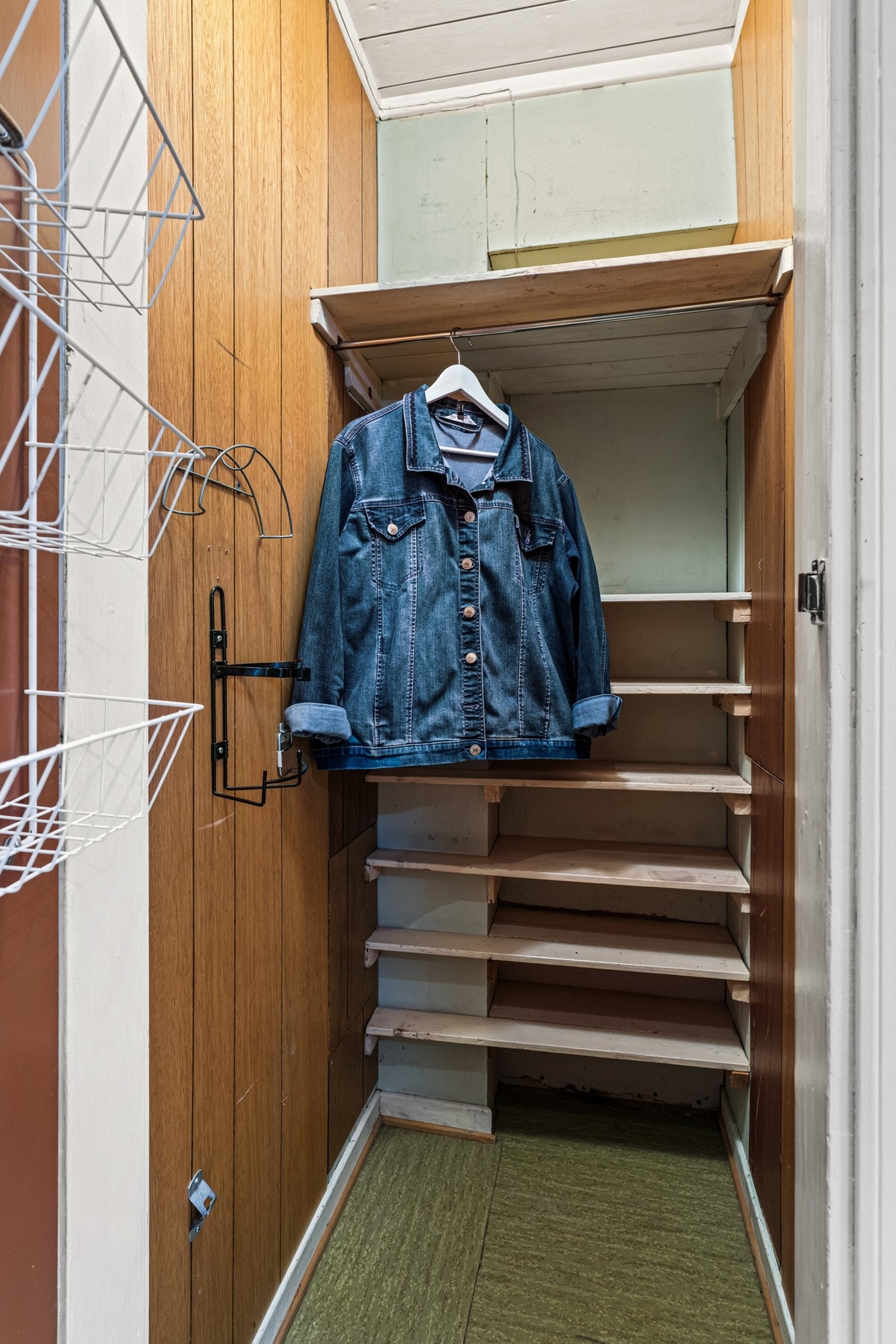 Yttertøyet ryddes enkelt bort i en praktisk bod/garderobe i tilknytning til gangen. Galleribilde