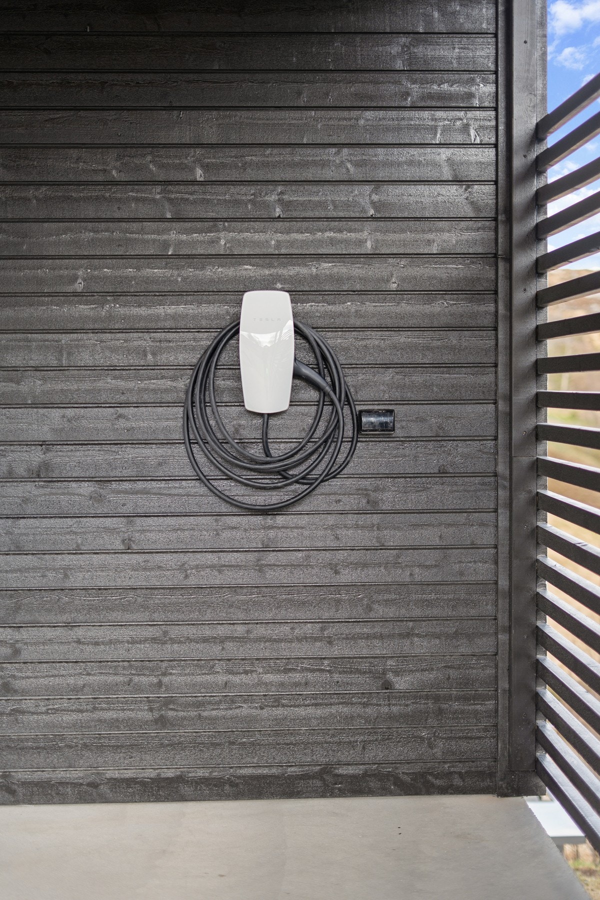 El-billader montert på vegg i carport. Galleribilde