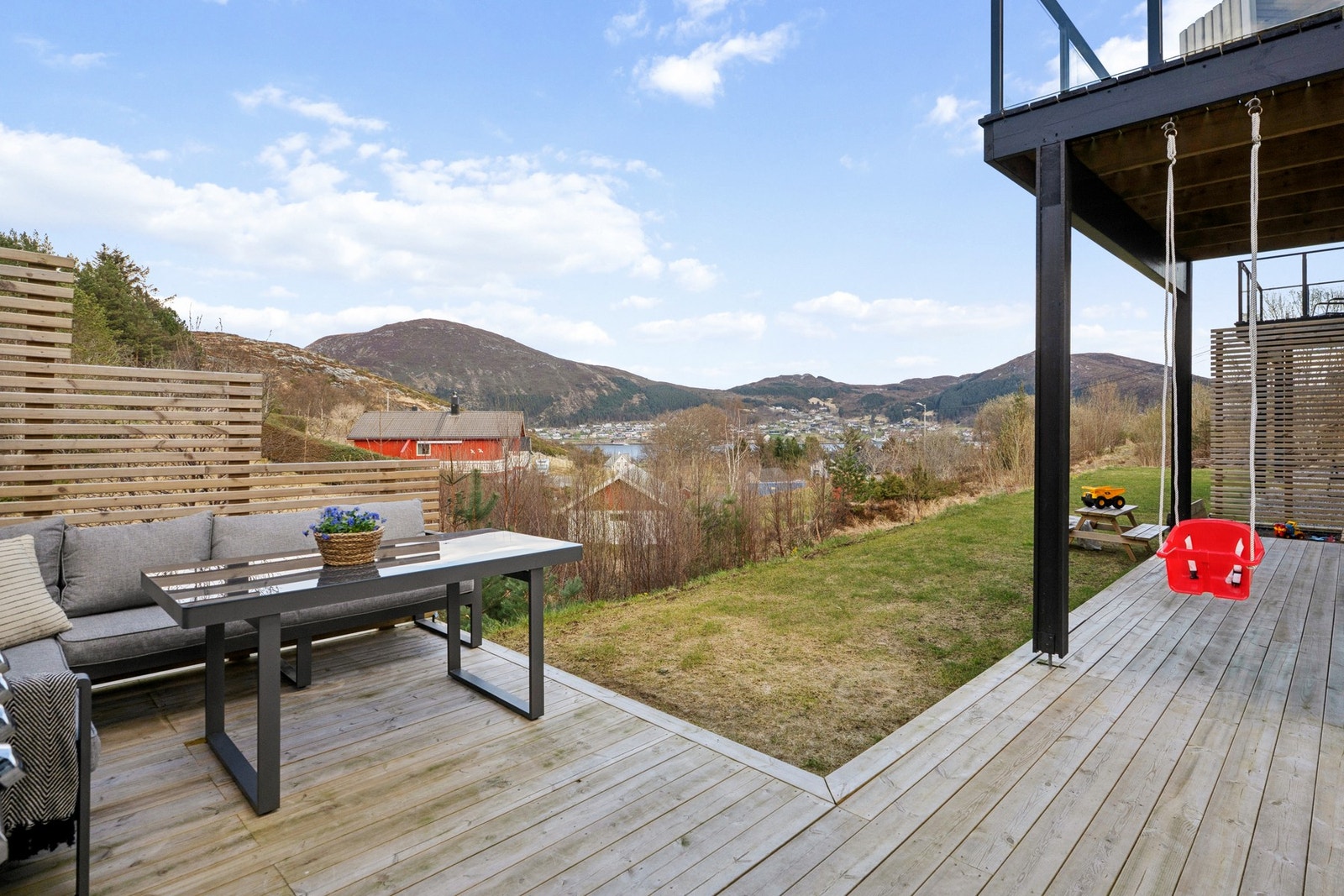 Solrik uteplass med flott utsikt over fjord og fjell - perfekt for både avslapning og familieliv. Galleribilde