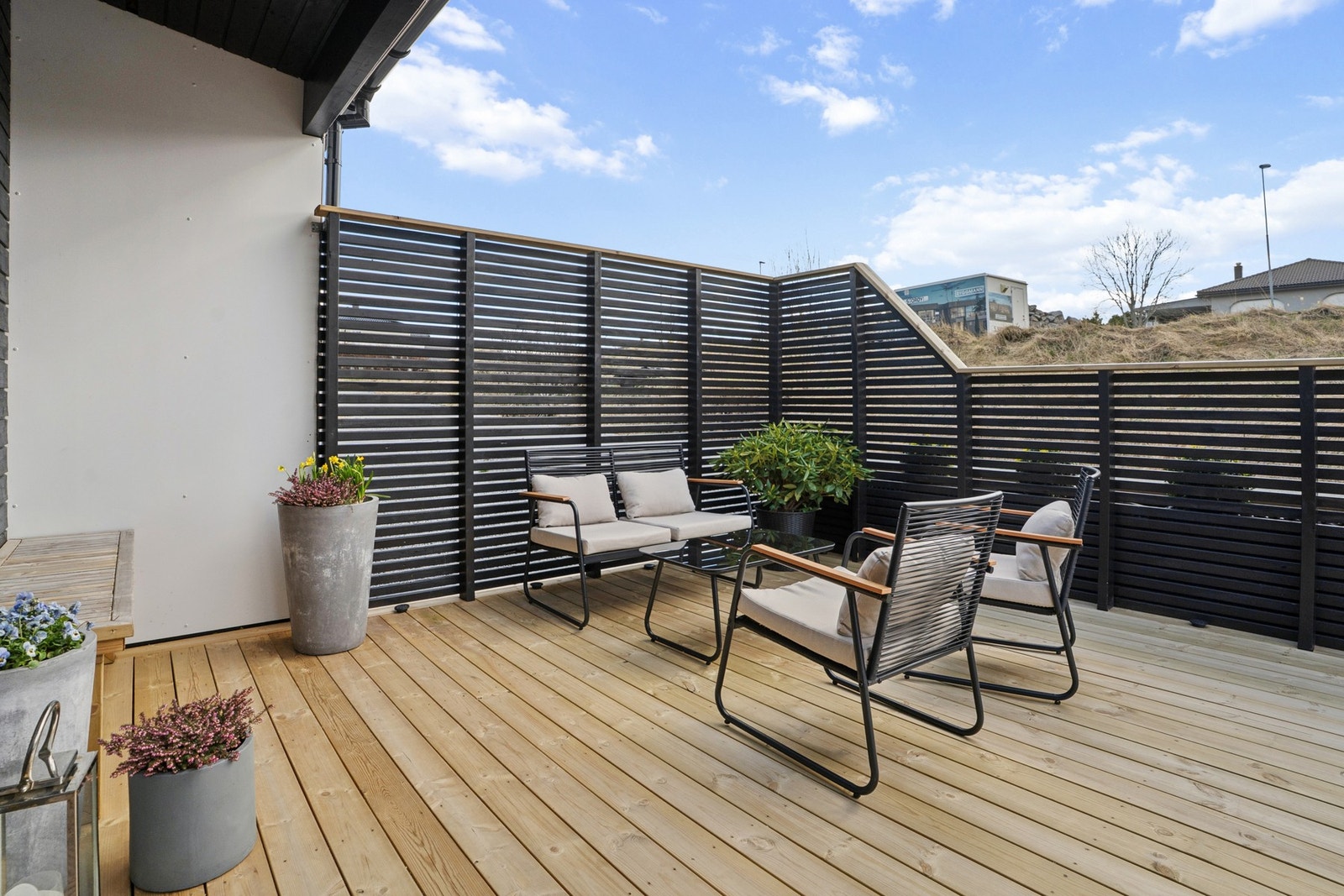 Boligen har flotte og romslige uteplasser både ved inngangsparti, balkong og uteplass nede med terrassedekke og grøntareal. Galleribilde
