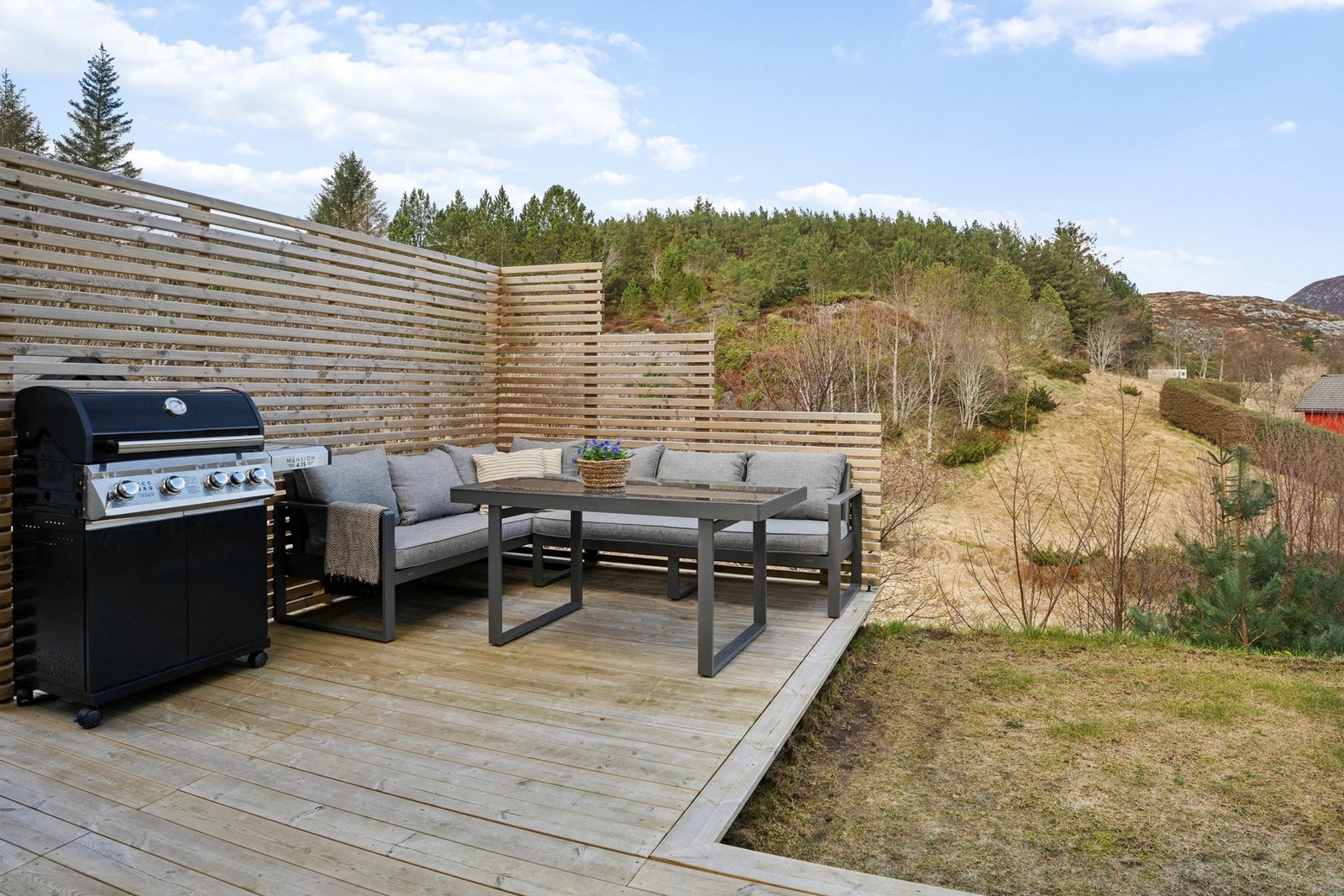 Her har du en solrik og til dels skjermet uteplass med flott utsikt og god boltreplass til de minste. Galleribilde