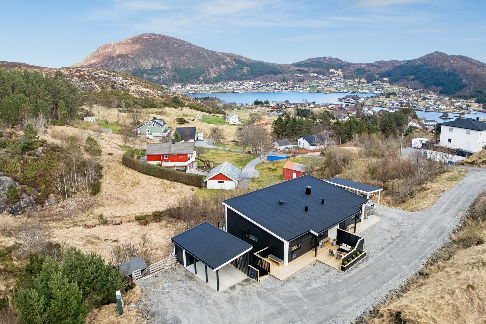 Nyere og påkostet halvpart av tomannsbolig med en attraktiv beliggenhet på Bergsøya. Tilhørende carport m/ el-lader og sportsbod. Foto: EFKT v/ Svein Olav Humberset Galleribilde