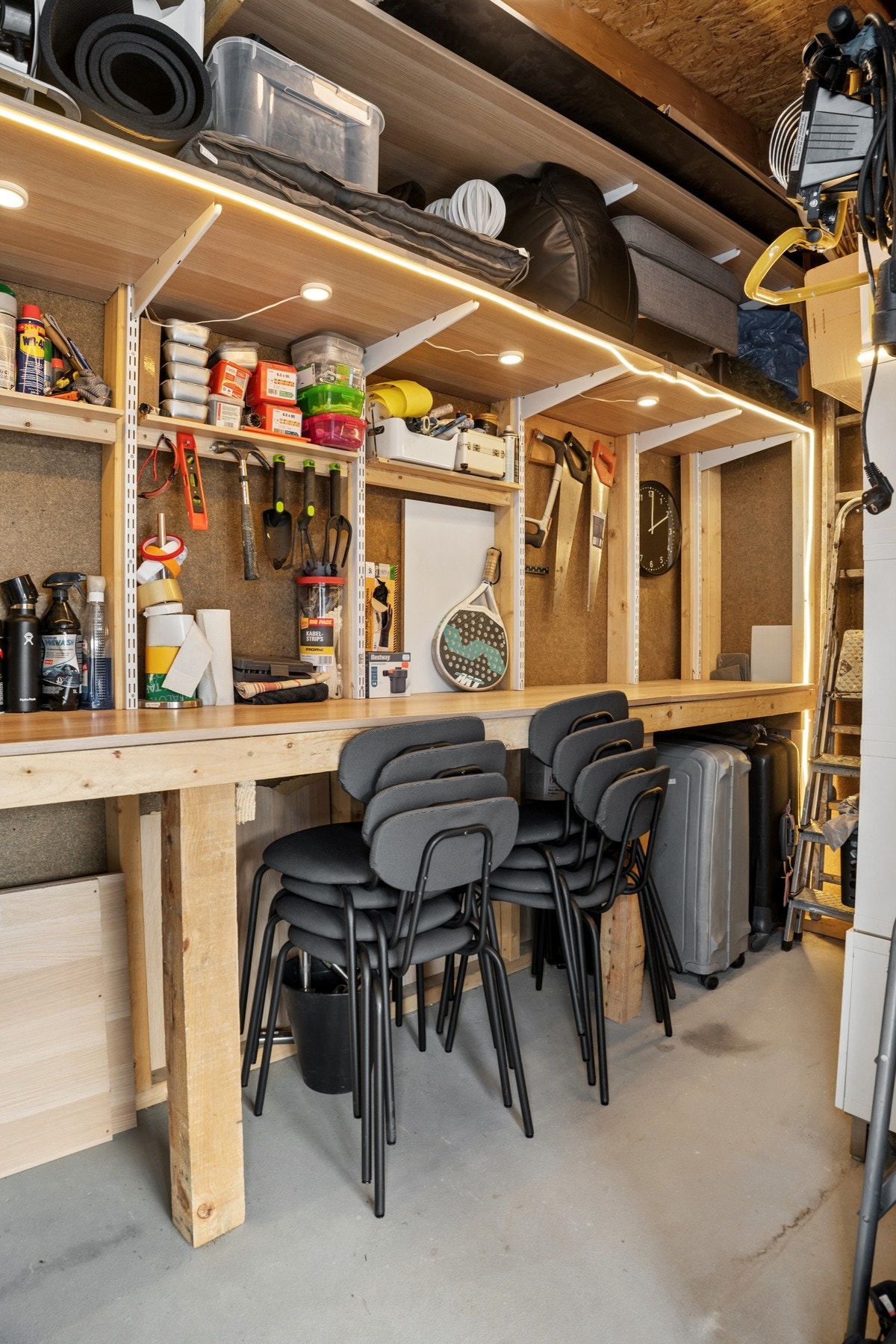 Praktisk utebod ved carport med mye lagaringsplass. Galleribilde