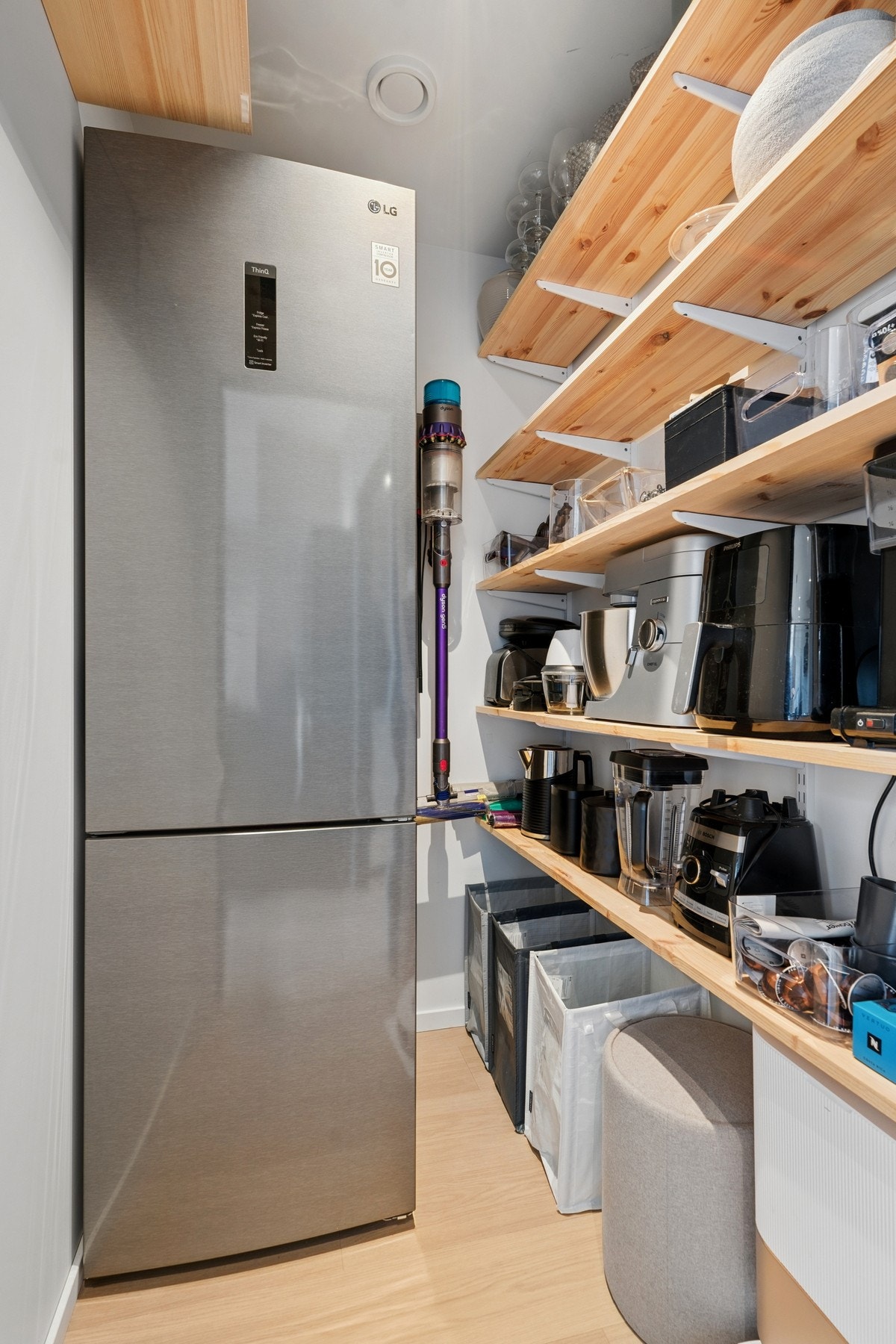 Boligen har godt med lagringsplass med bod både oppe- og nede samt sportsbod ved carport. Galleribilde