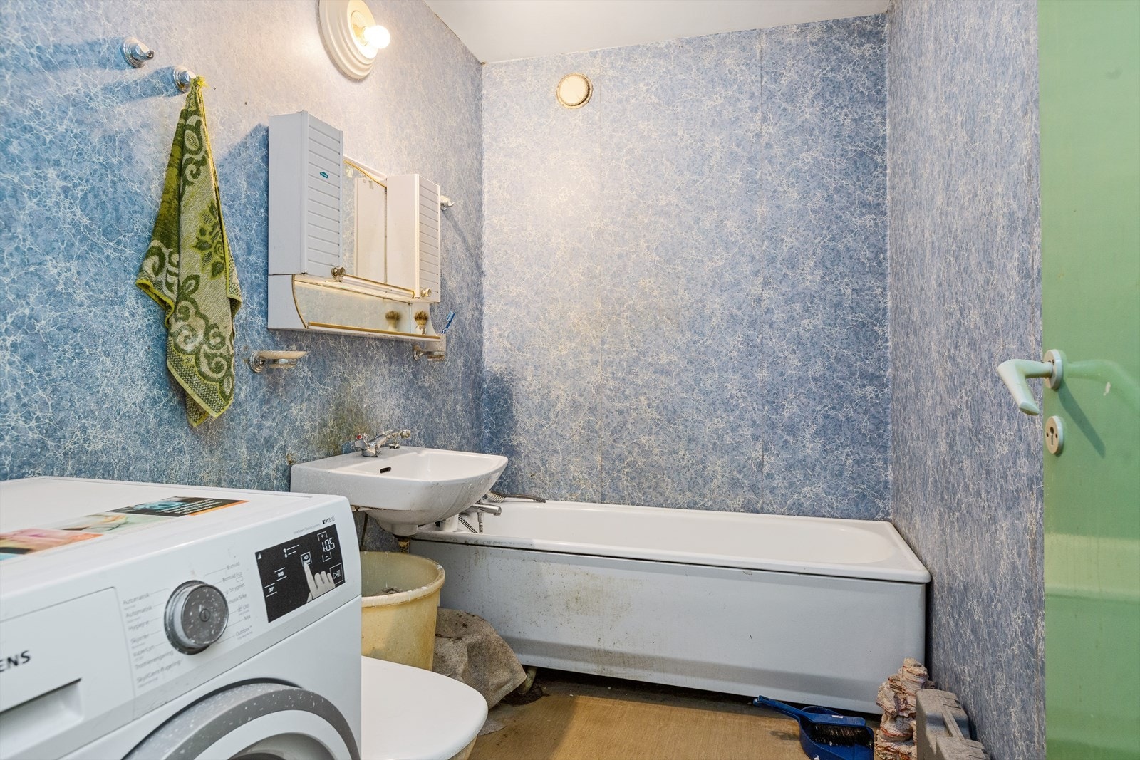 Badet har etbalert badekar, toalett og vask med overskap- Opplegg til vaskemaskin Galleribilde