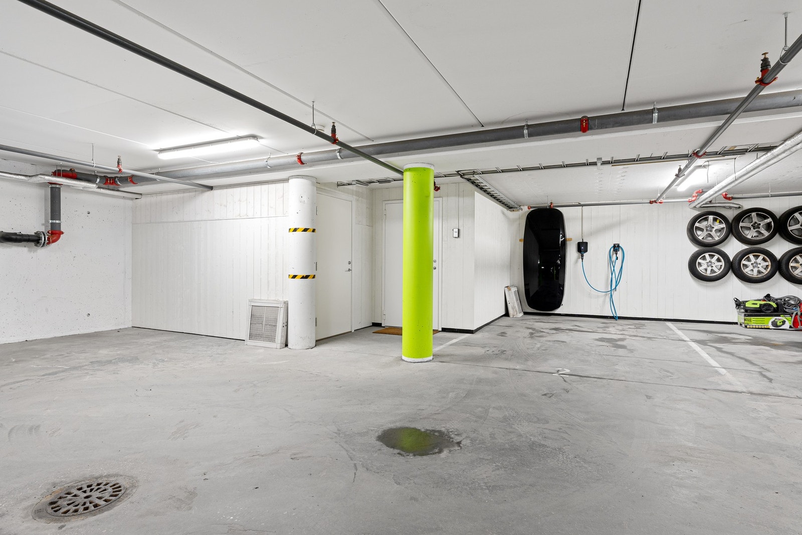 Boligens inngang fra garasjeanlegget. Galleribilde