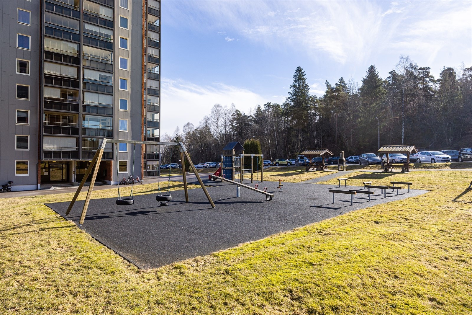 Tomten er opparbeidet med grøntarealer og beplantning, samt asfaltert parkeringsplass. Det er også opparbeidet flere sittegrupper, samt lekeplass og fotballbane på borettslagets tomt. Galleribilde
