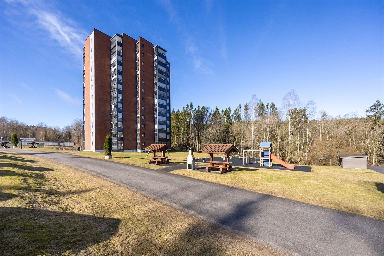 Tomten fremstår som trivelig og godt vedlikeholdt. Borettslaget har 6 uttak for lading av elbil, samt noen garasjer som utlyses når ledig. Galleribilde