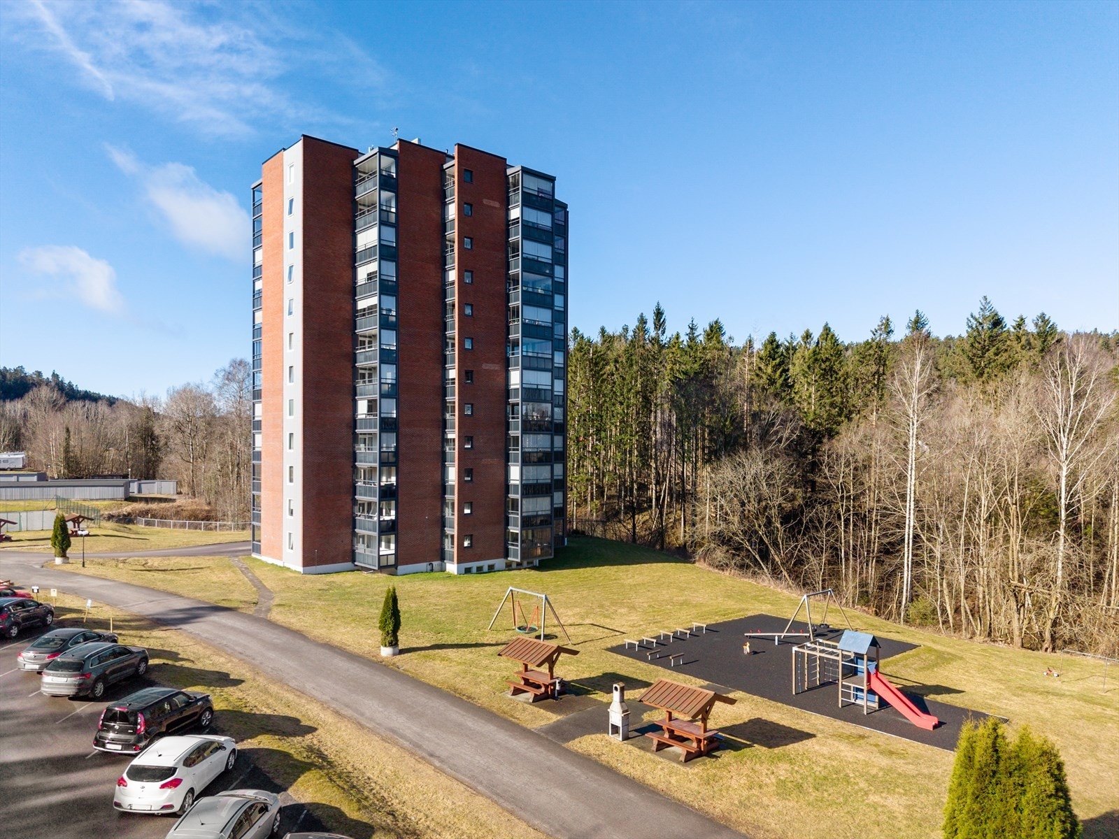 Boligen ligger sentralt og barnevennlig til på Klyve. Boligområdet er veletablert og har gangavstand til blant annet dagligvarebutikk Coop Ekstra og Grenlandsenteret med Meny butikk, apotek og blomsterbutikk. Galleribilde