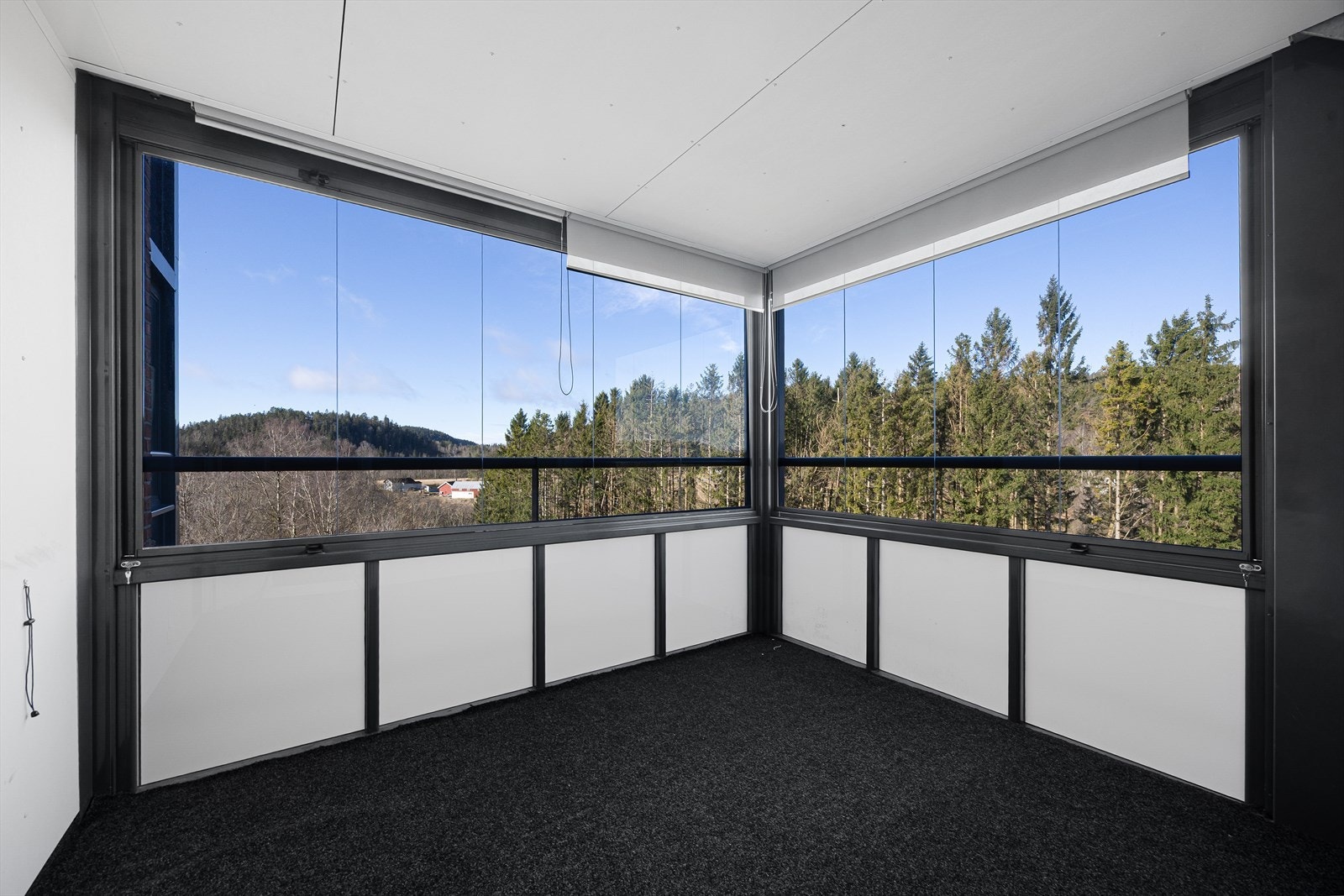 Balkongen har plass til utemøbler og kan benyttes som et ekstra rom deler av året. Galleribilde