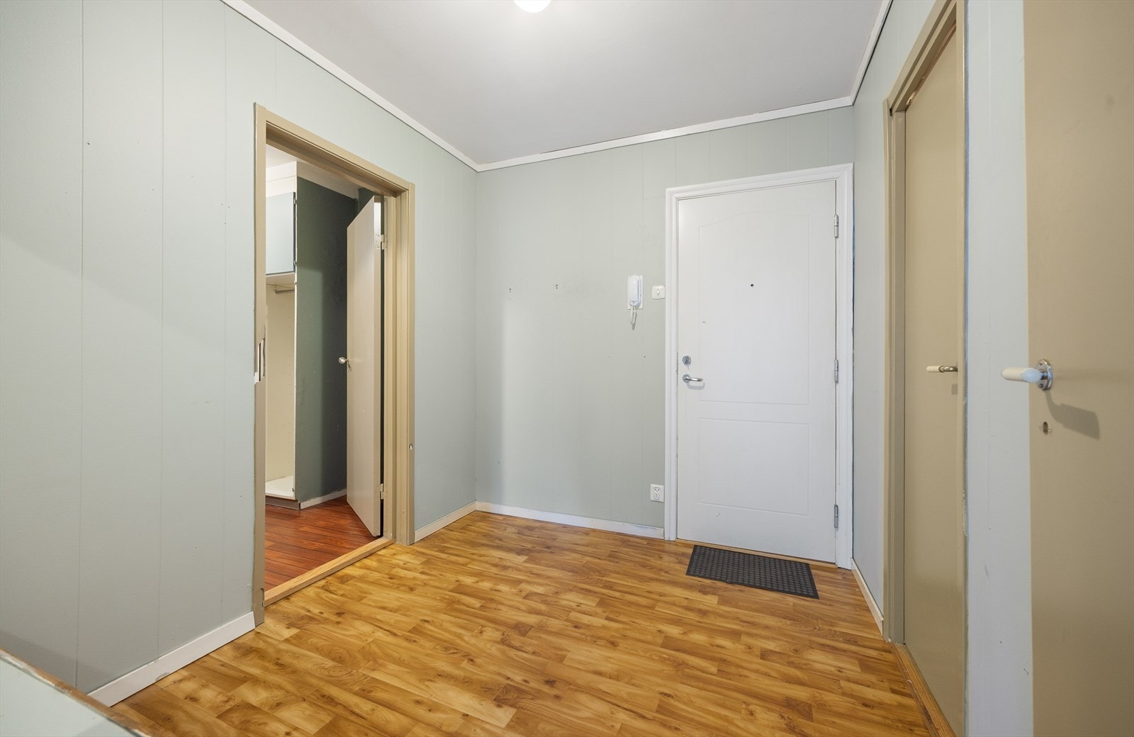 Romslig entre hvor det er plass til sko og yttertøy. Det er montert calling anlegg for enkelt å kunne slippe besøkende inn. Galleribilde