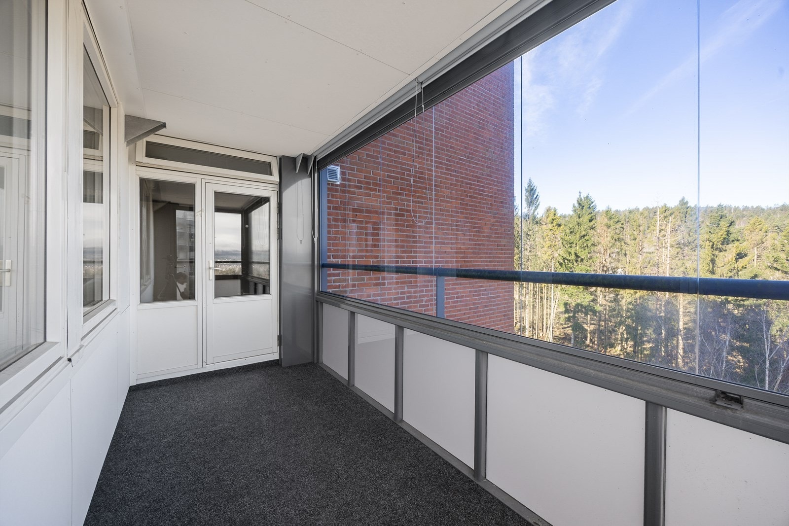 Leiligheten har gode rom og praktisk planløsning, samt to innglassede balkonger og fantastisk utsikt. Galleribilde