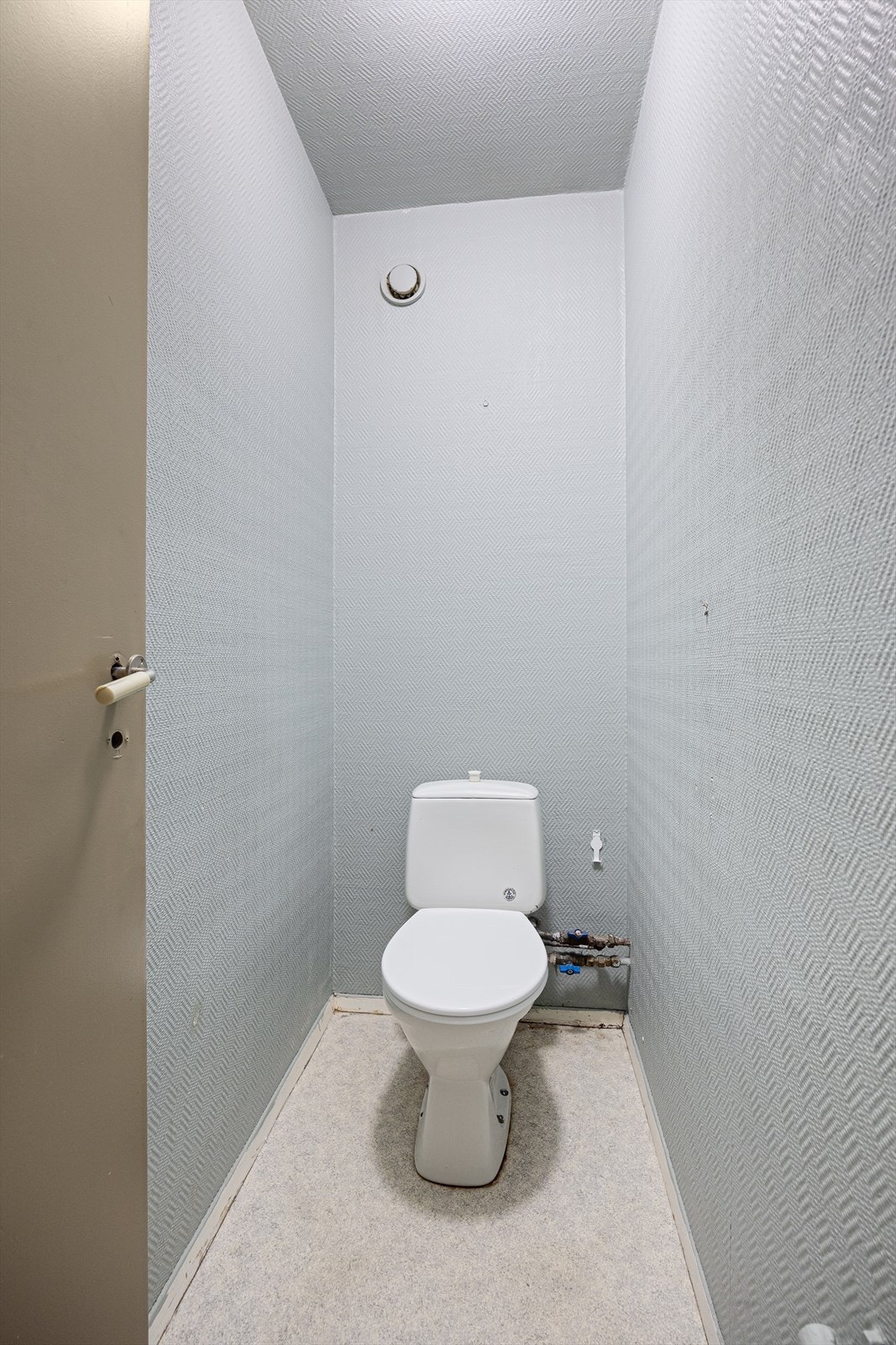 Tilliggende badet er det separat toalettrom. Galleribilde