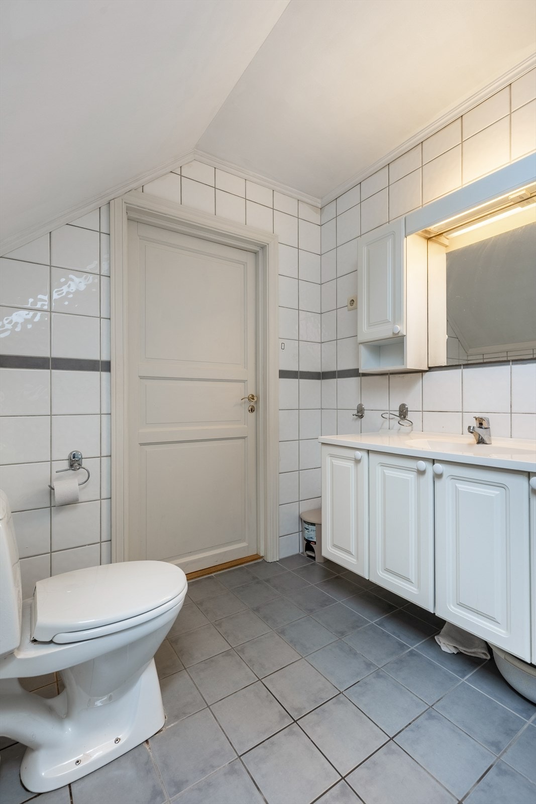 Badet har flislagt gulv med varmekabler Galleribilde