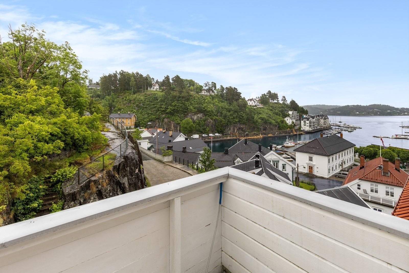 Utsikt ut mot Tvedestrand sentrum/ fjorden Galleribilde