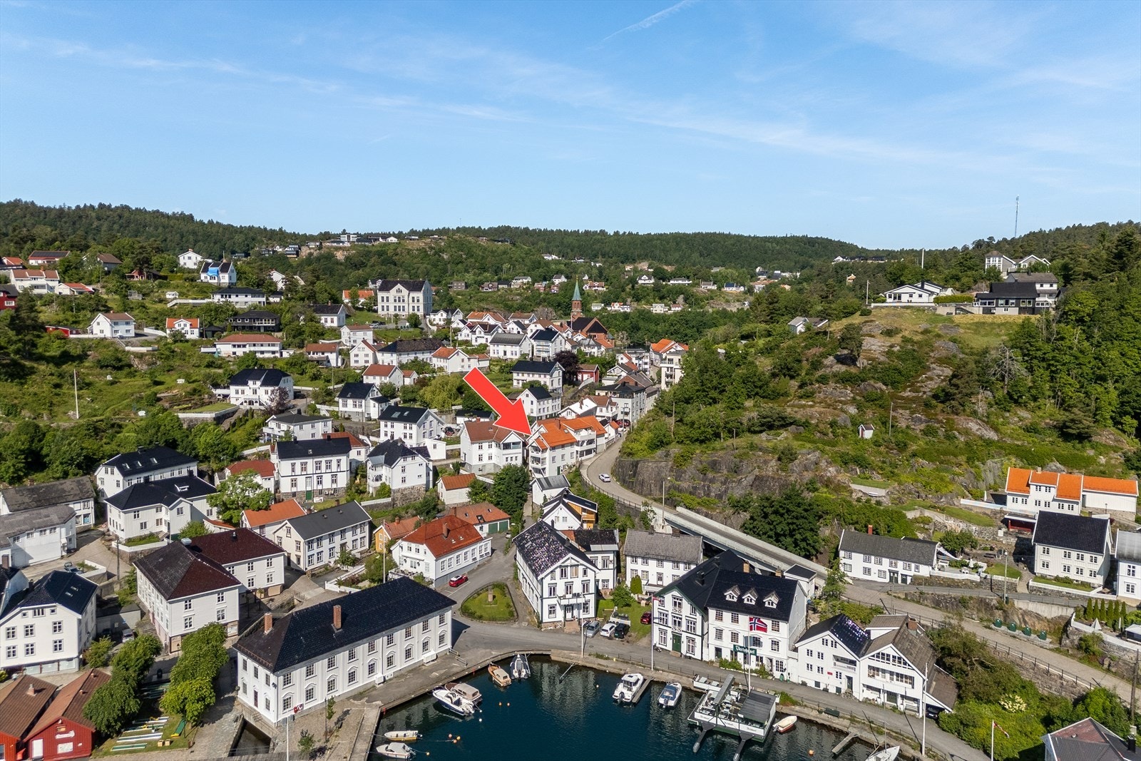 Dronebilde med eiendommen markert Galleribilde