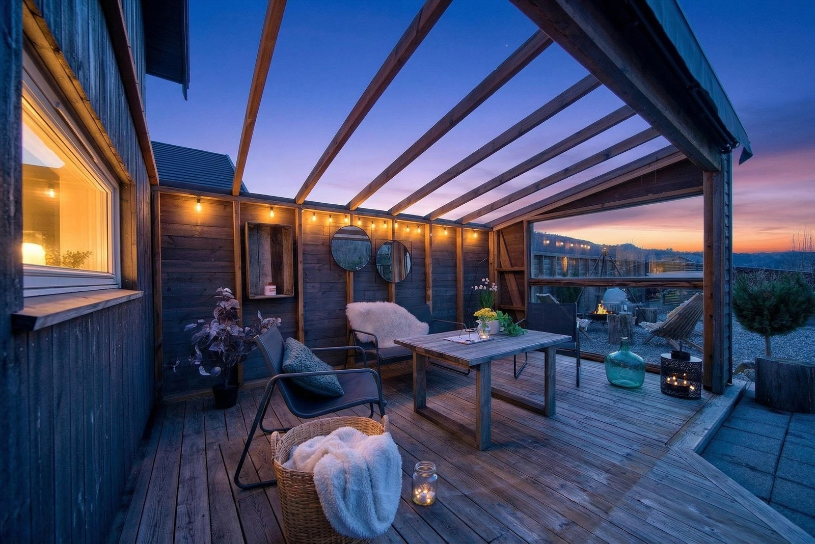 Terrasse med stemningsfull belysning, perfekt for avslappende kvelder. Galleribilde