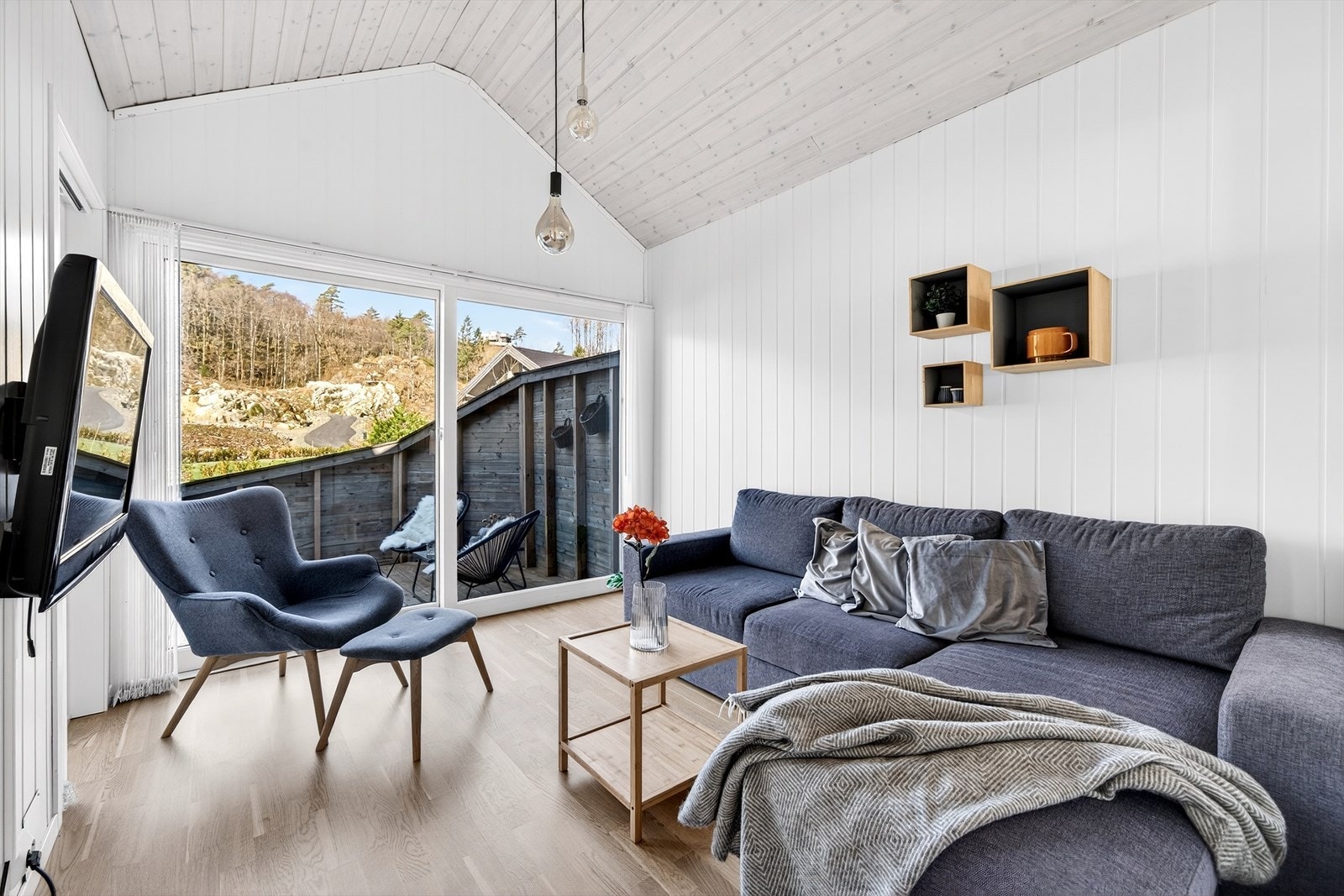 Trivelig anneks med skyvedør ut til terrasseplatting. Galleribilde