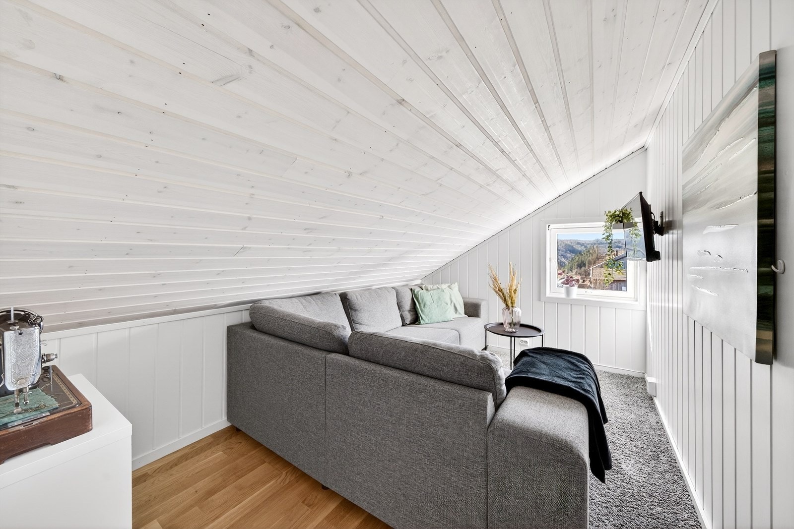 Praktisk rom på hemsen med flere bruksmuligheter, lekerom, spillrom m.m Galleribilde