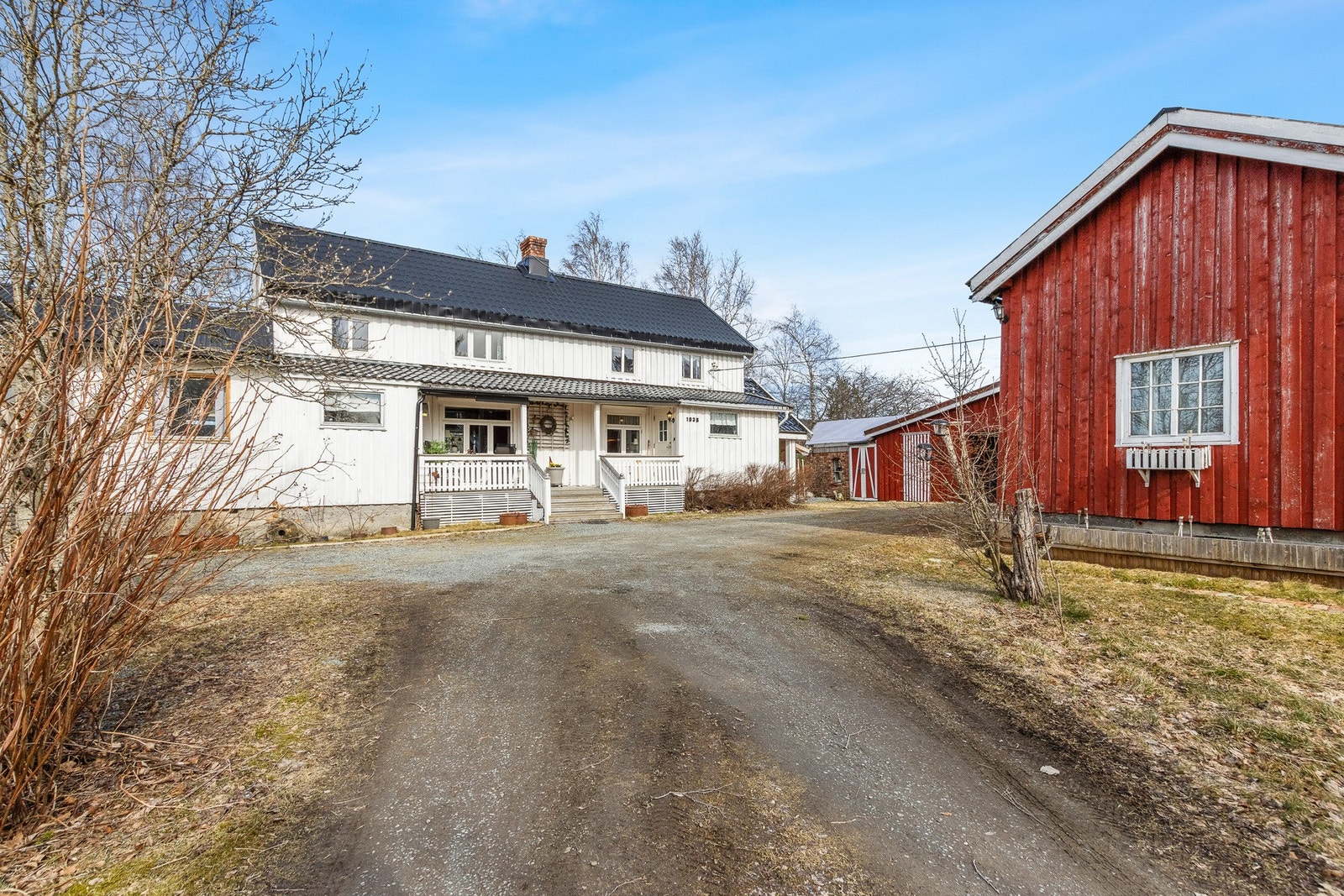 Gårdsplass. Galleribilde