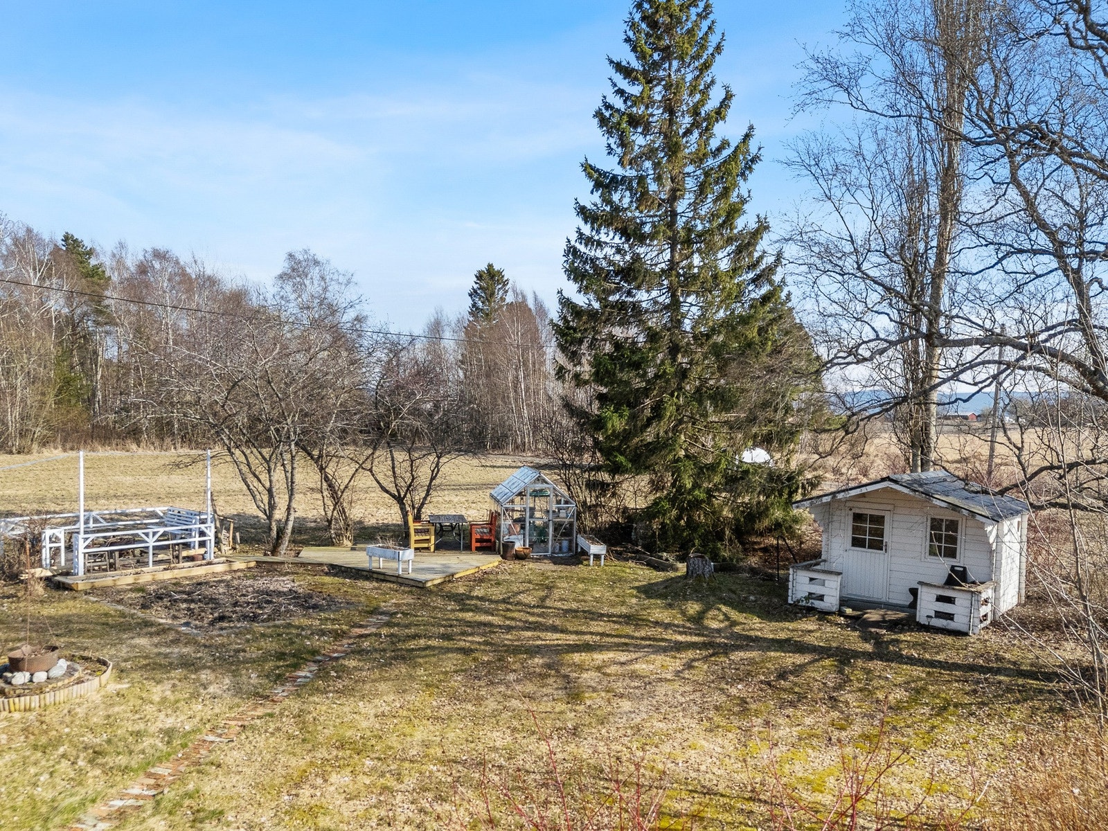 Stor hage på fremsiden av tunet. Galleribilde