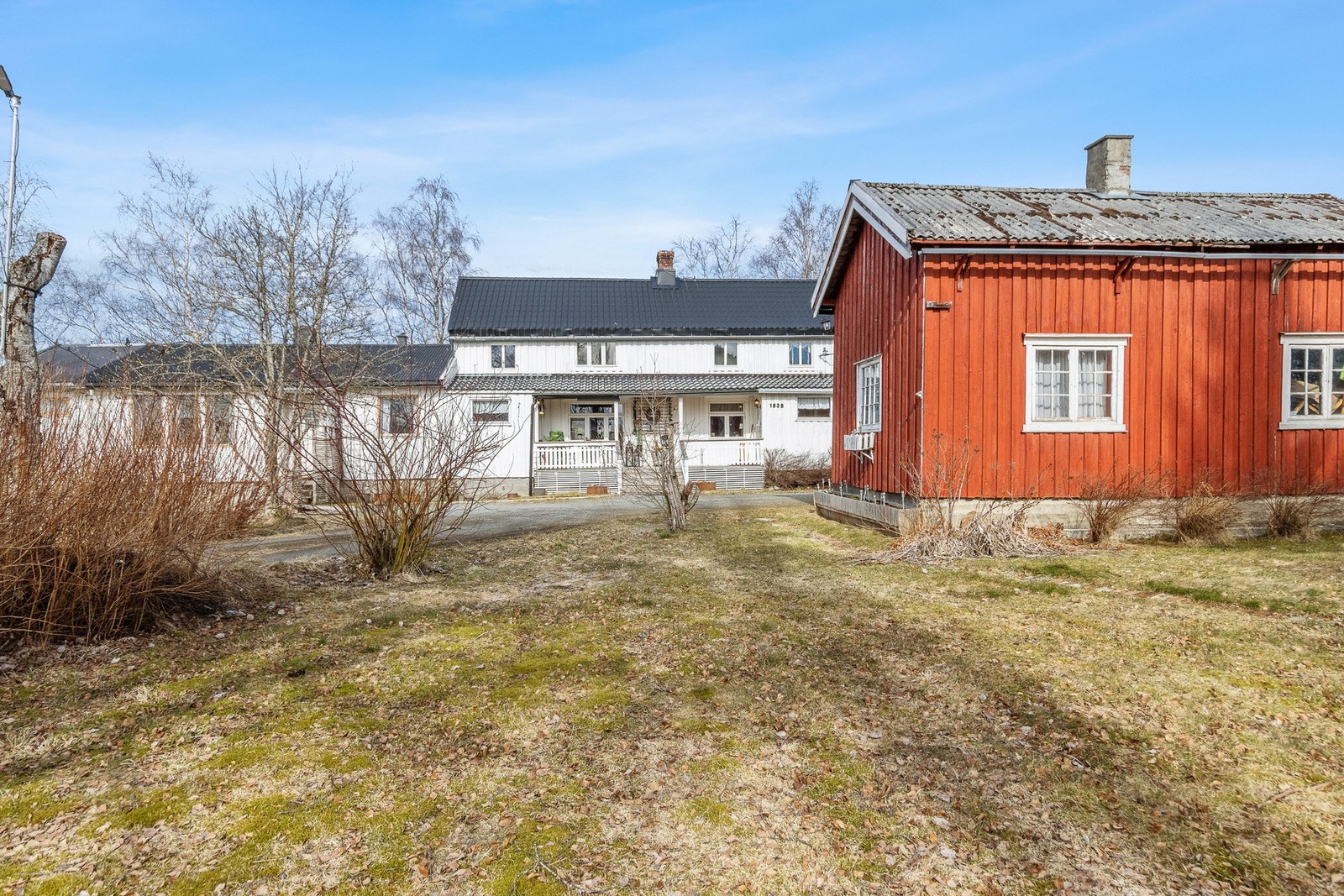 Bilde tatt fra hagen på fremsiden av huset. Galleribilde