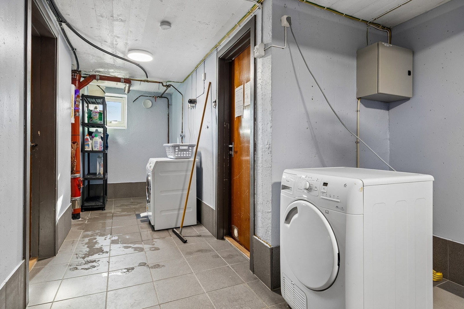 Det er felles vaskekjeller i huset, som deles kun på de andre beboerne i oppgangen. Galleribilde