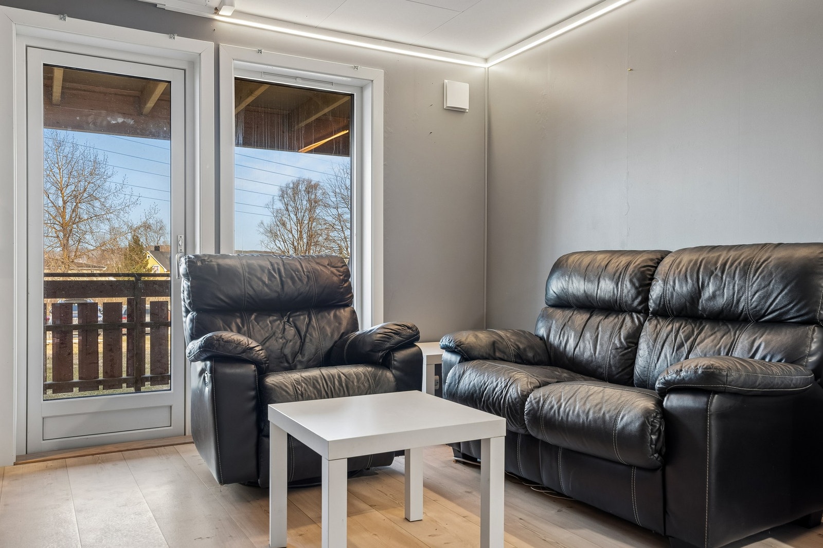 Fra stuen er det utgang til veranda. Galleribilde