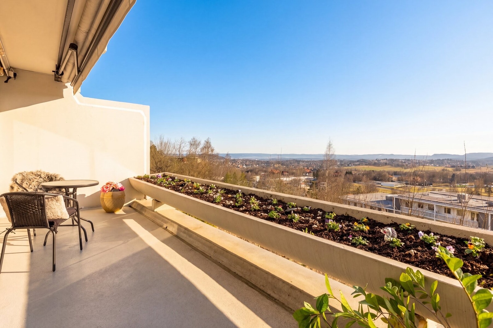 Stor sydvestvendt terrasse og gangavstand til marka og Bogstadvannet. Galleribilde