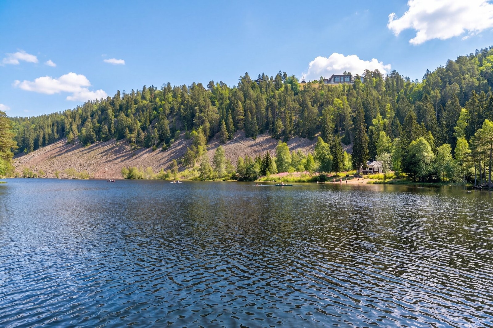 Strømsdammen, lokal og skjult perle for beboerne i åsen. Fantastisk sommerstid. Galleribilde