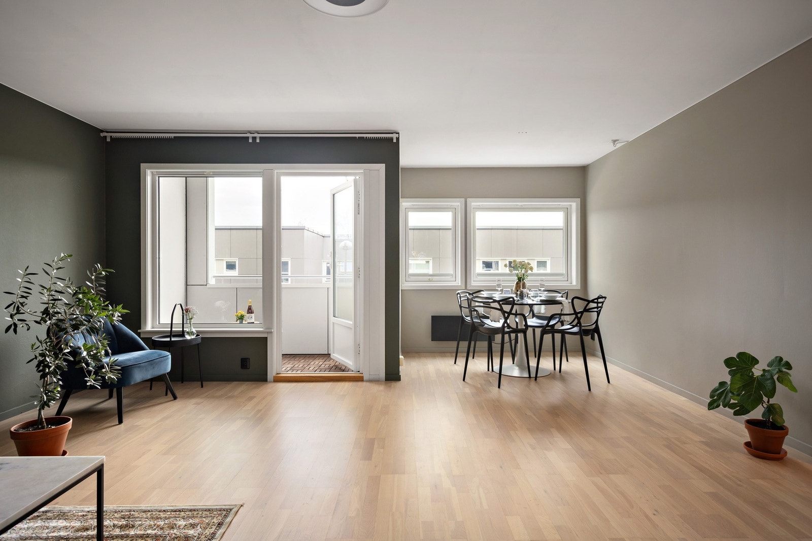 De store vindusflatene og utgangen til balkongen gir stuen rikelig med naturlig lys og en luftig følelse. Galleribilde
