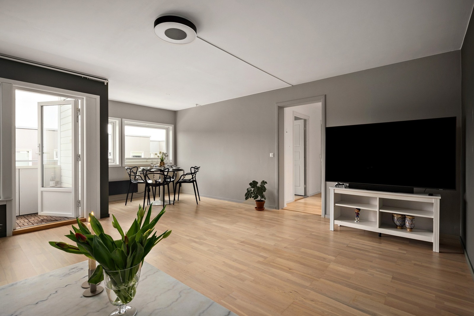 Videre inn i stuen igjen. Galleribilde