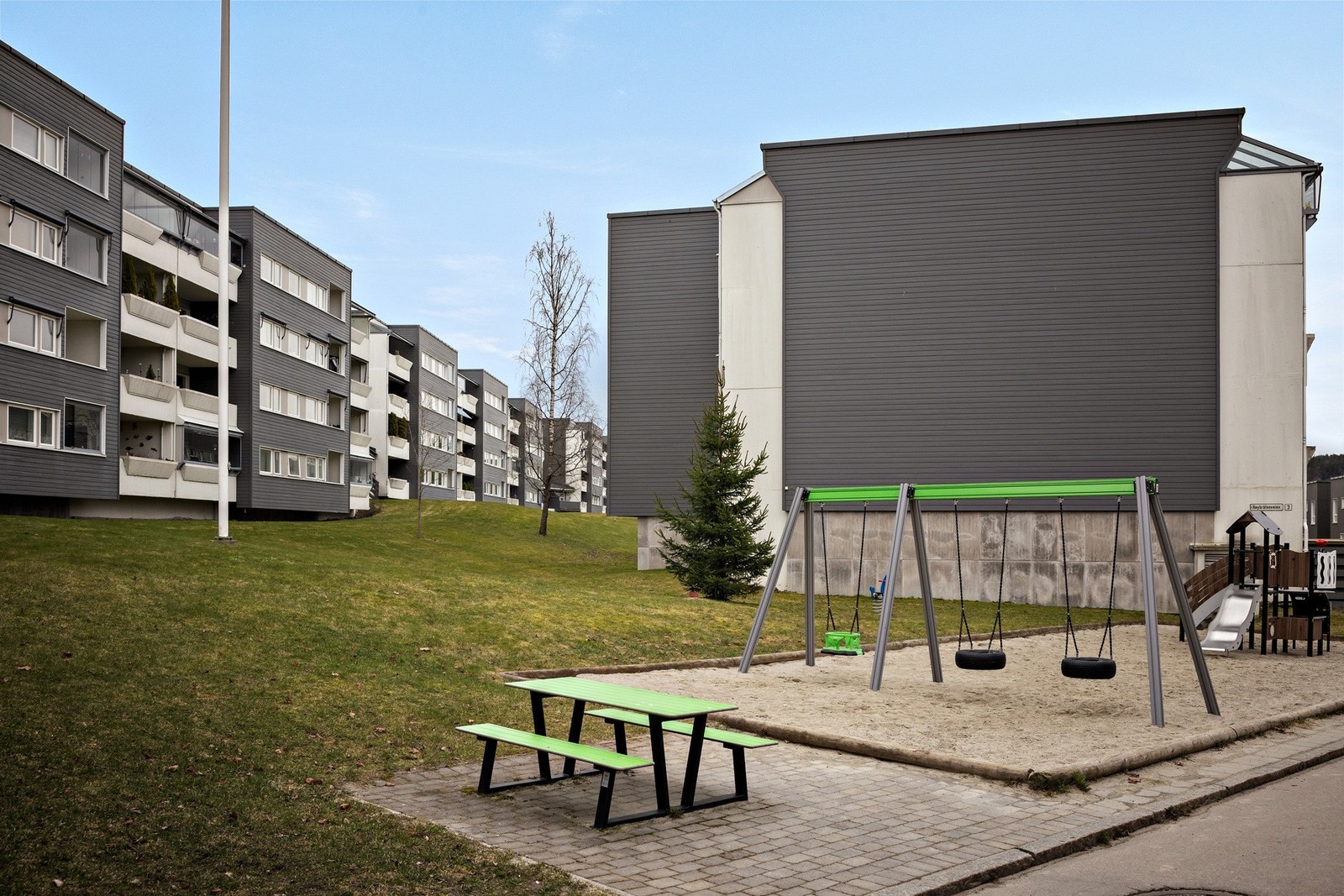 Området er meget barnevennlig. Boligen sogner til Haugen skole. Galleribilde