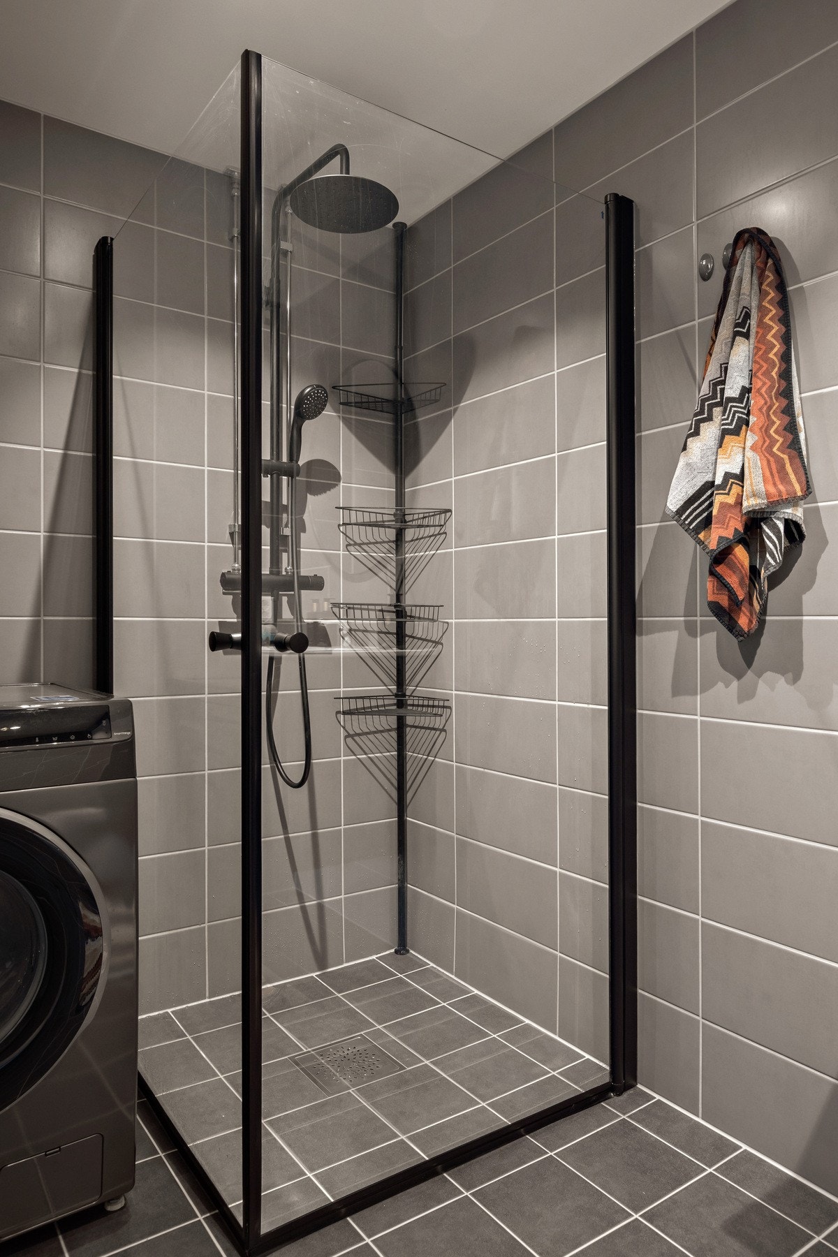 Badet fremstår som moderne og praktisk, med gode løsninger for både oppbevaring og bruk. Galleribilde