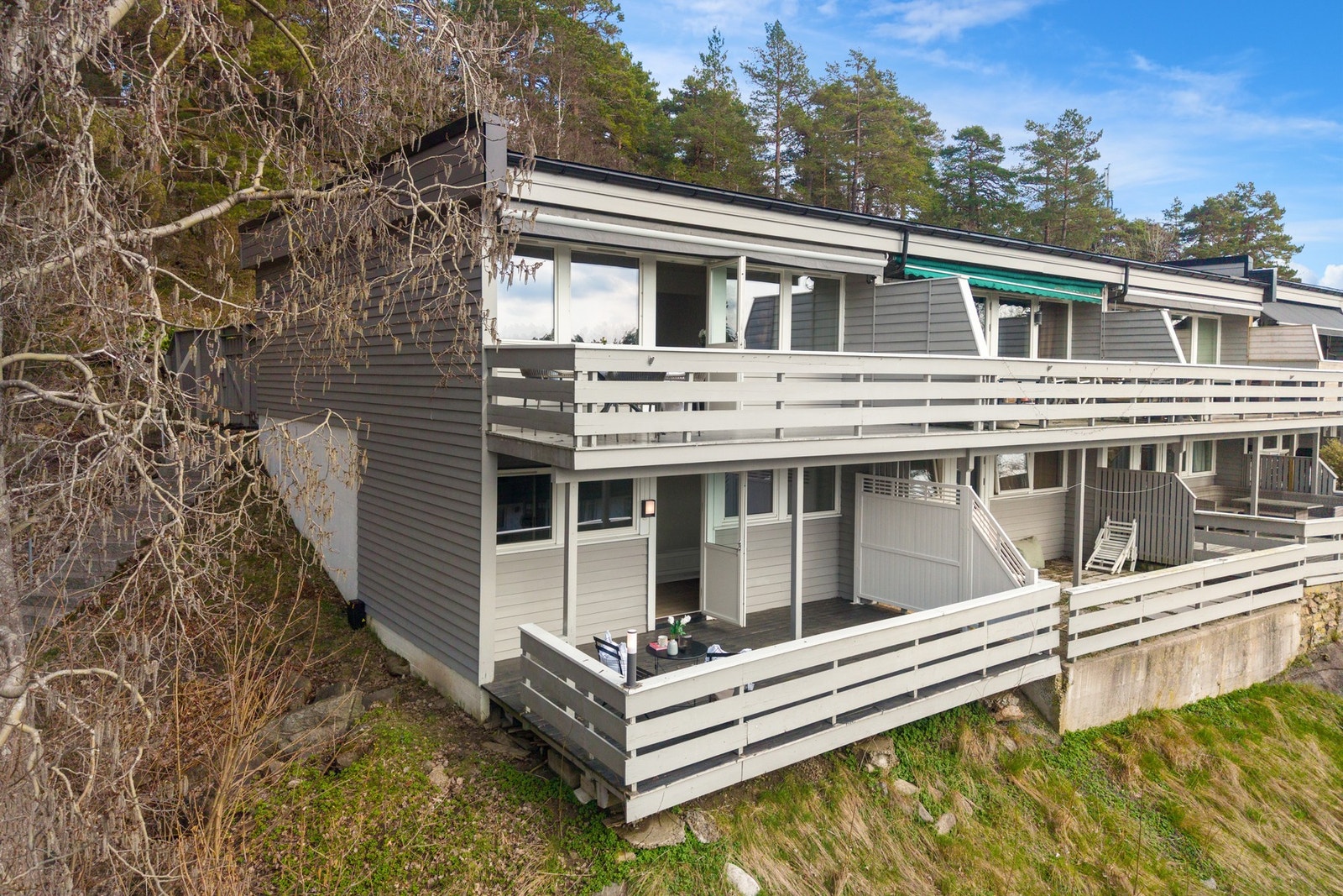 Boligen har en attraktiv og naturskjønn beliggenhet på Torød, med kort avstand til Torødstranda - en av områdets mest populære badeplasser. Her har du enkel tilgang til sjø, svaberg og flotte bademuligheter. Galleribilde