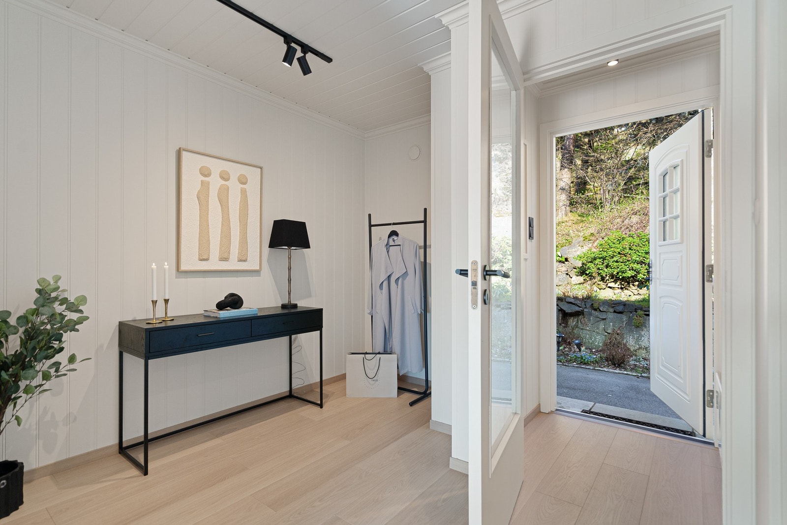 Boligen har et hyggelig inngangsparti på fremsiden hvor man kan nyte morgenkaffen i rolige omgivelser. Innvendig møtes du av en praktisk entré med videre adkomst til gang. Galleribilde