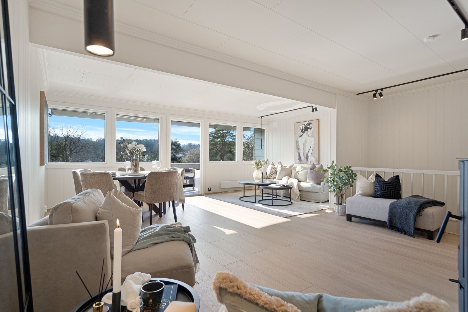 Stuen er lys og romslig med god plass til både sittegruppe og spiseplass. Galleribilde