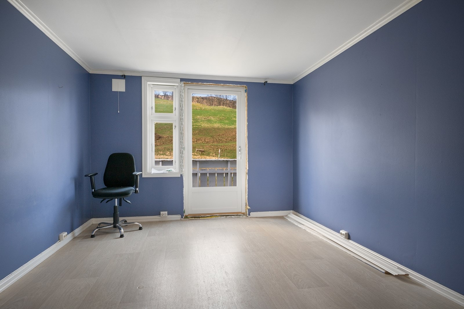 Rom med utgang til luftebalkong, perfekt som et fremtidig soverom. Galleribilde