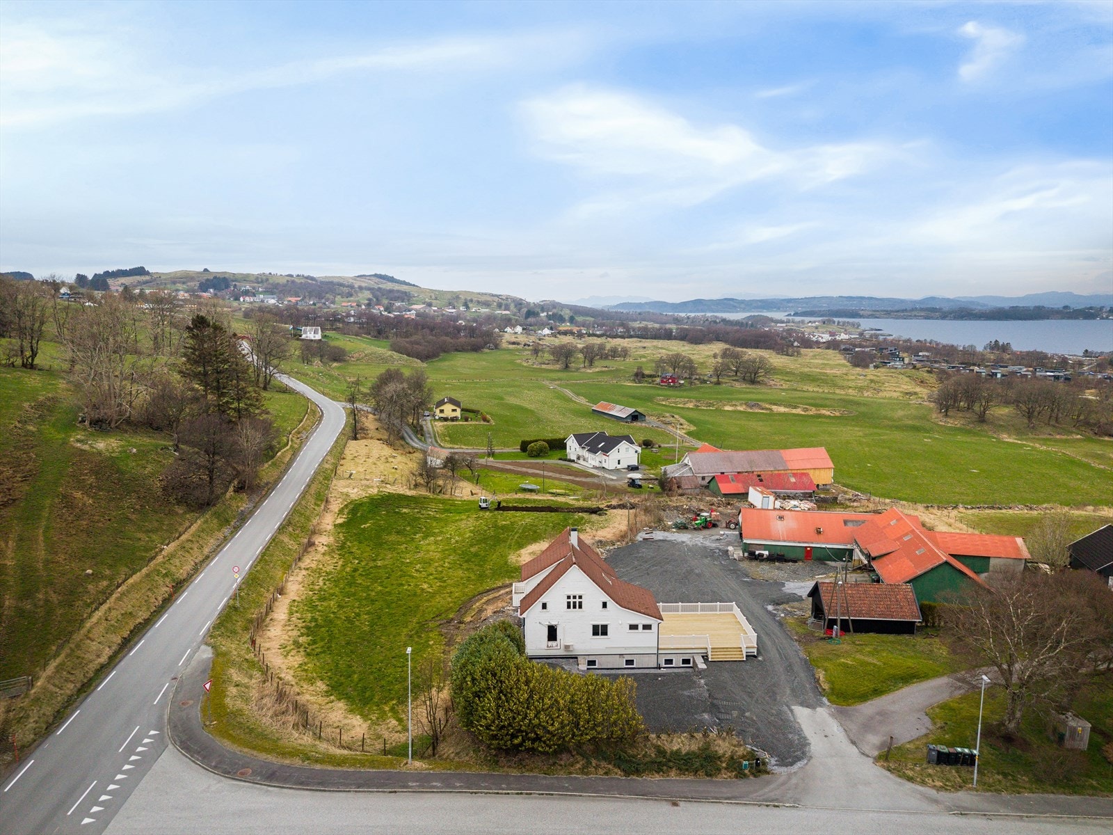 Nærmeste butikk ligger i Østhusvik, kun 5 minutters kjøretur unna. I Vikevåg finner man skole og barnehage. Galleribilde