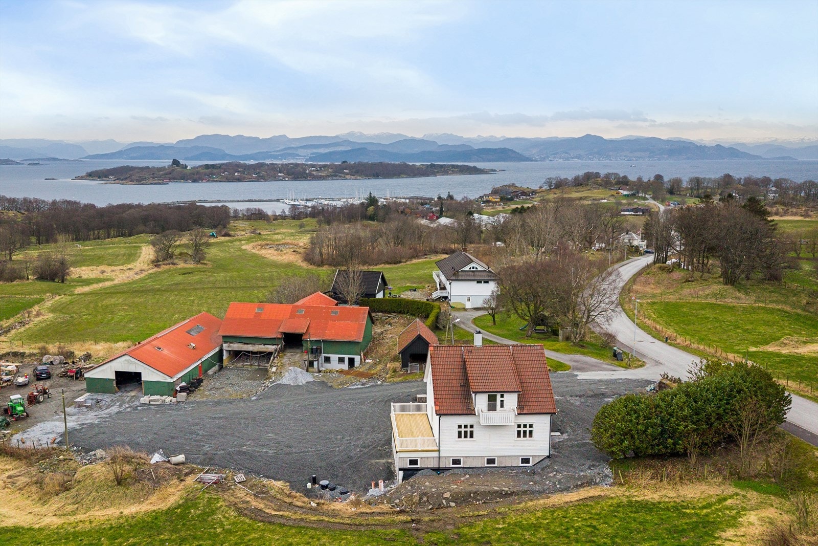 Velkommen til Gangenesveien 4! Et idyllisk småbruk på nesten 3 mål på Rennesøy, med en enebolig klar for ferdigstillelse og en stor løe. Galleribilde