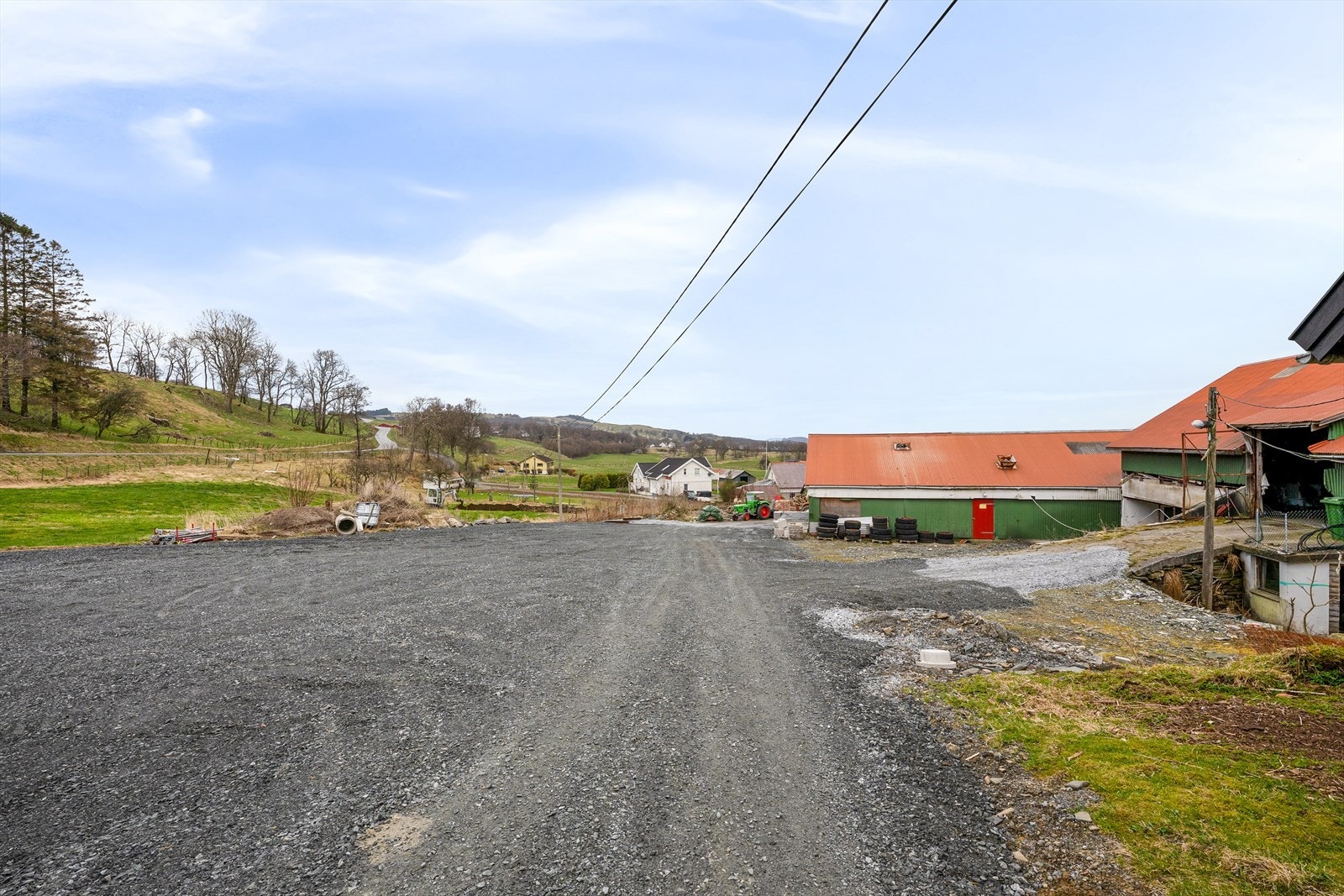 Eiendommen ligger i et område med lite trafikk, noe som bidrar til en fredelig og rolig atmosfære. Galleribilde