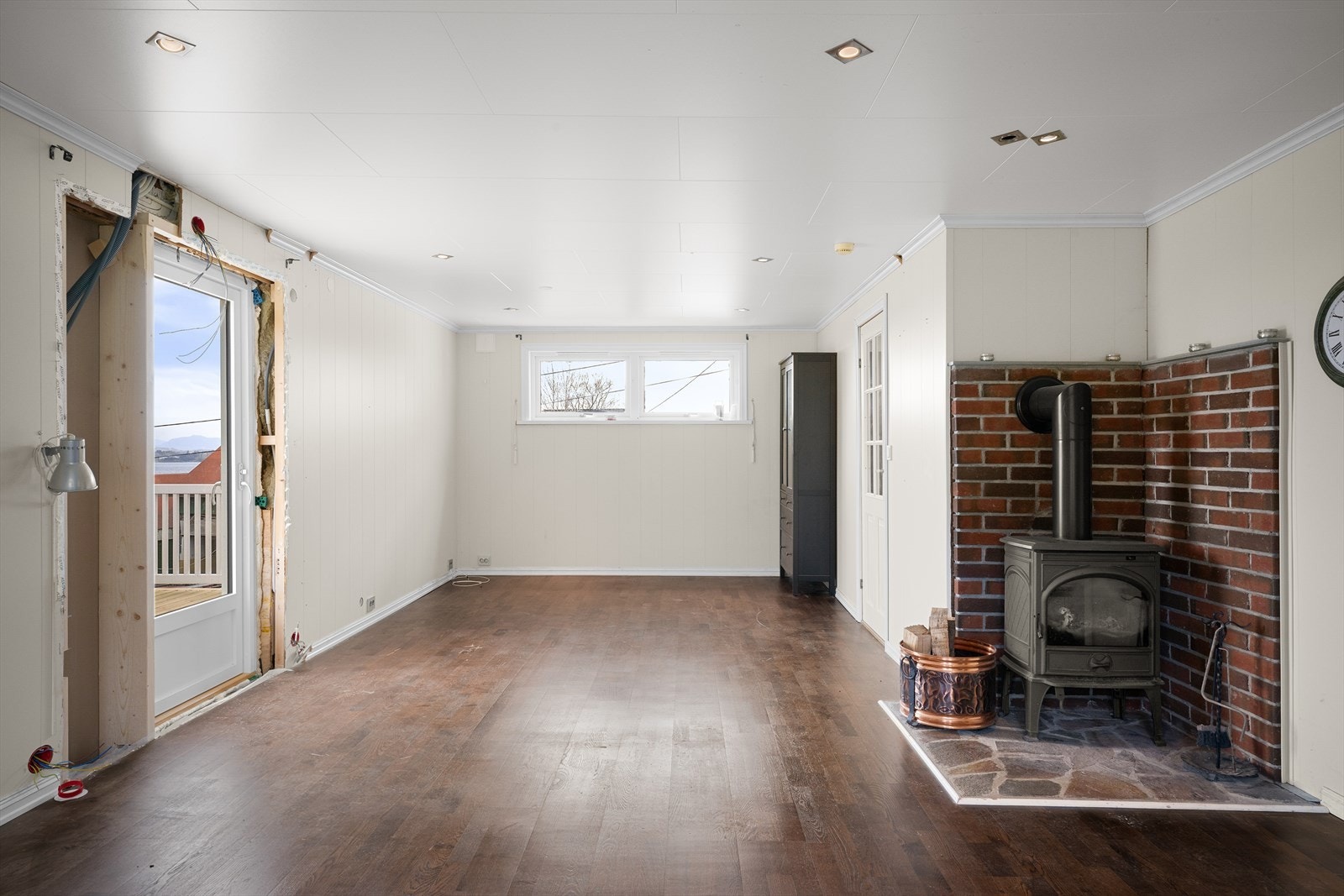 Første etasje har et bruksareal på 85 m², som gir fleksibilitet til å skape en åpen og sosial planløsning. Galleribilde