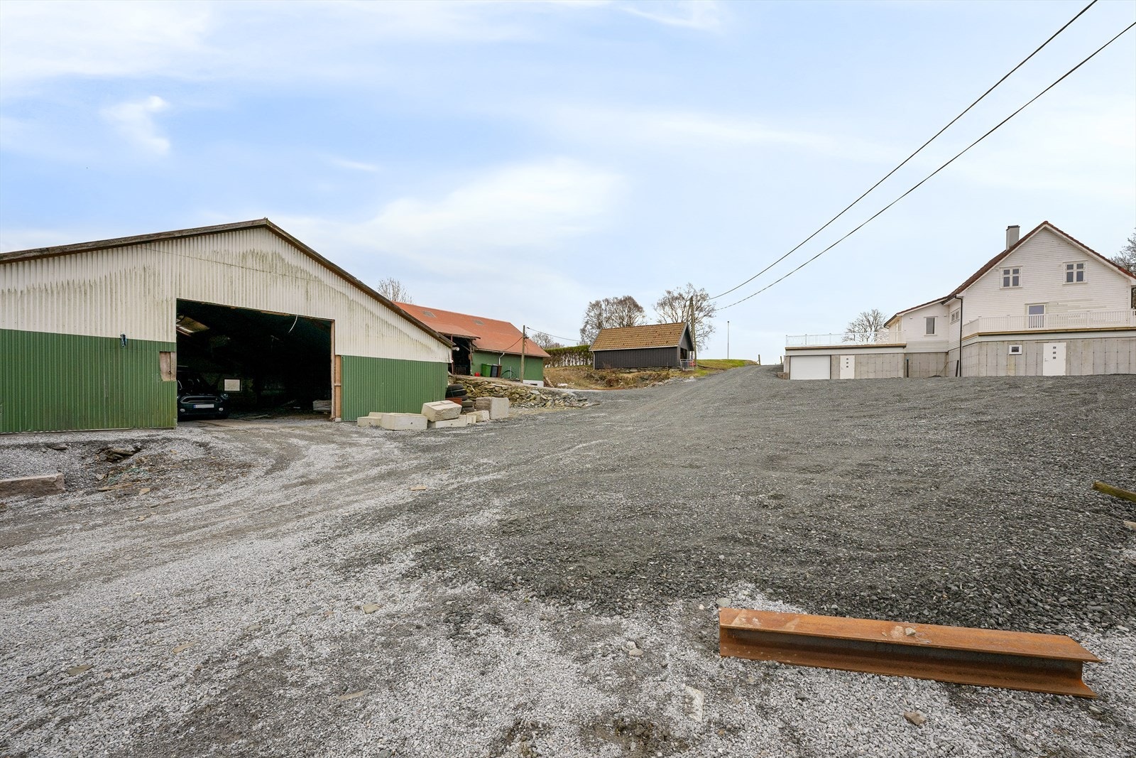 Eiendommen består av en enebolig under klargjøring og en stor løe, som til sammen gir et vell av bruksmuligheter for den som ønsker god plass. Galleribilde