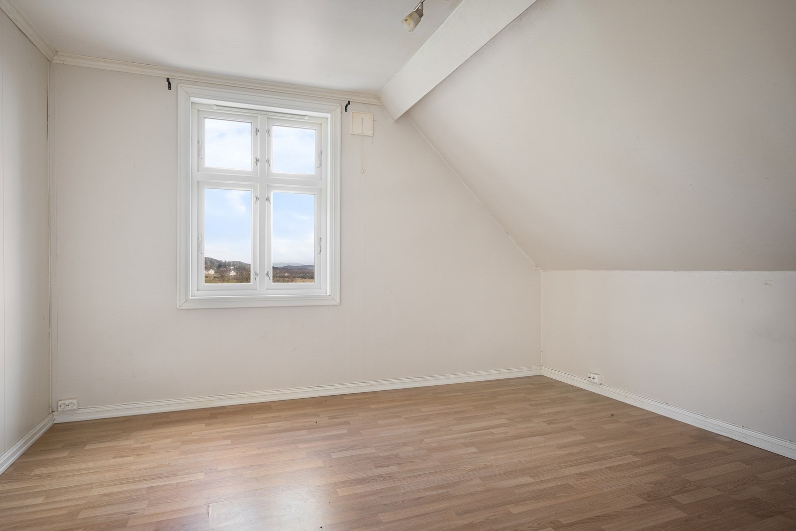 Et annet rom i andre etasje med plass til å bli et godt soverom eller kontor. Galleribilde