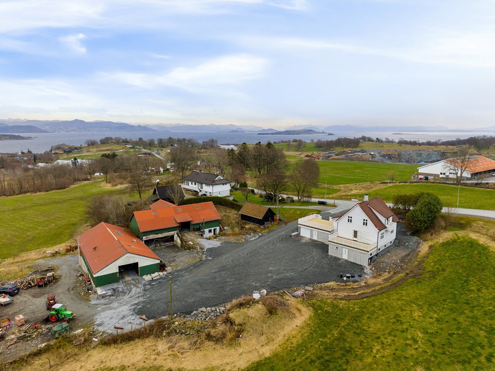 En stor og solrik tomt på nesten 3 mål gir en sjelden mulighet i et attraktivt område. Galleribilde