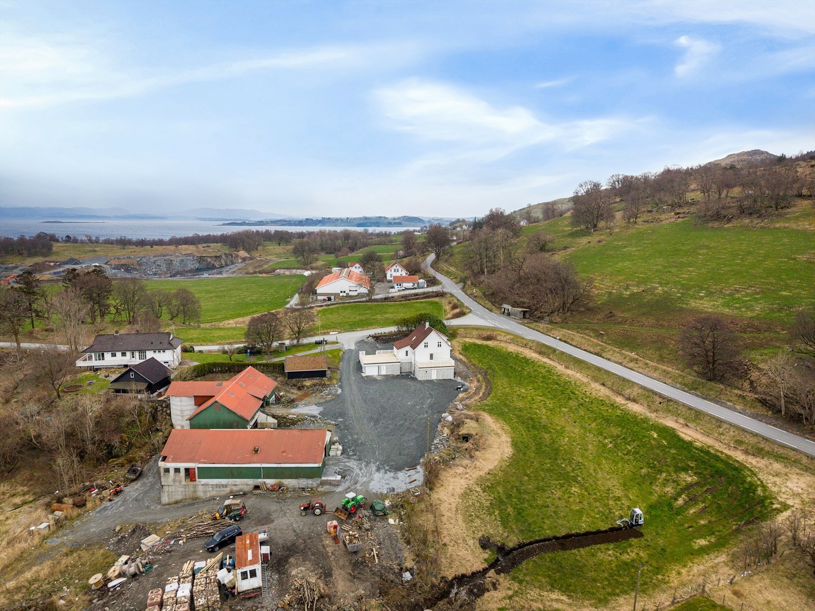 Eiendommen ligger idyllisk og fredelig til på Rennesøy, omgitt av grønne jorder og kulturlandskap. Galleribilde