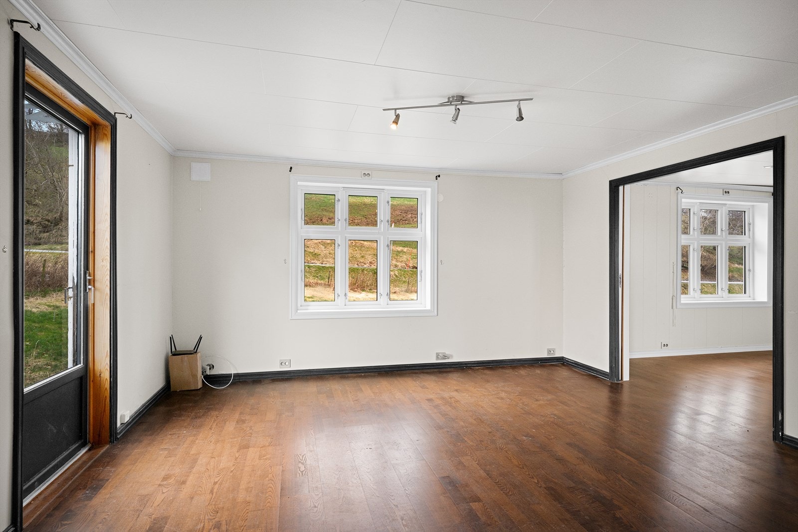 Et av flere rom i første etasje som kan innredes som stue, kontor eller soverom. Galleribilde